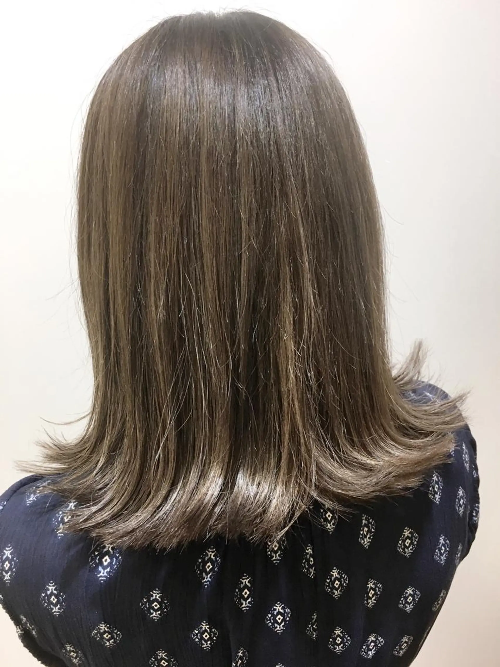 ミディアム カラー 切りっぱなしボブ グレージュ ハイライトカラー 3Dハイライト ボブ 海外風レイヤーカット 👑店長　平松　由のヘアスタイル