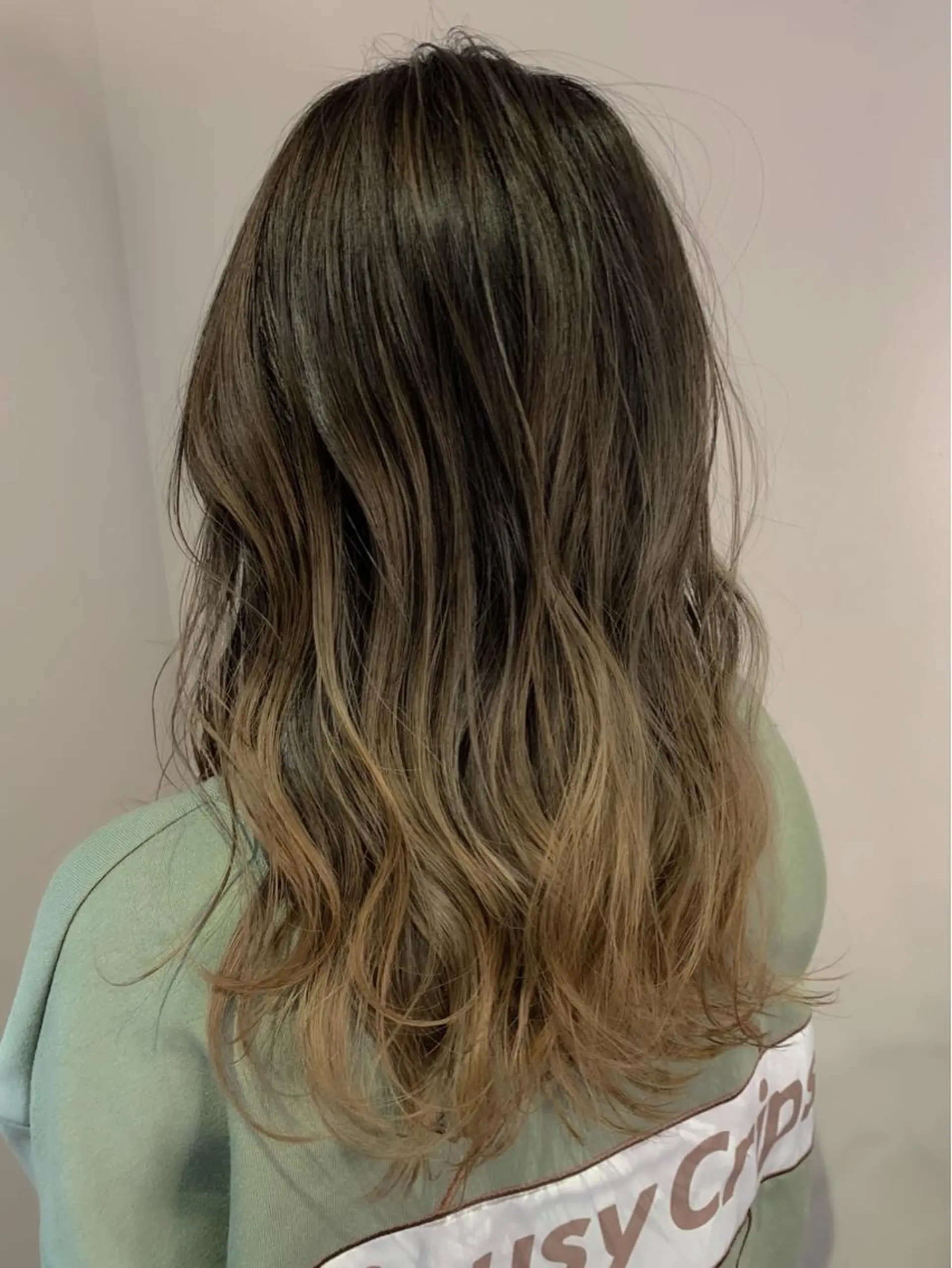 セミロング カラー バレイヤージュ ベージュカラー レイヤーカット ヘアカラー トリートメント Chlom🌿Top Stylist沖田のヘアスタイル