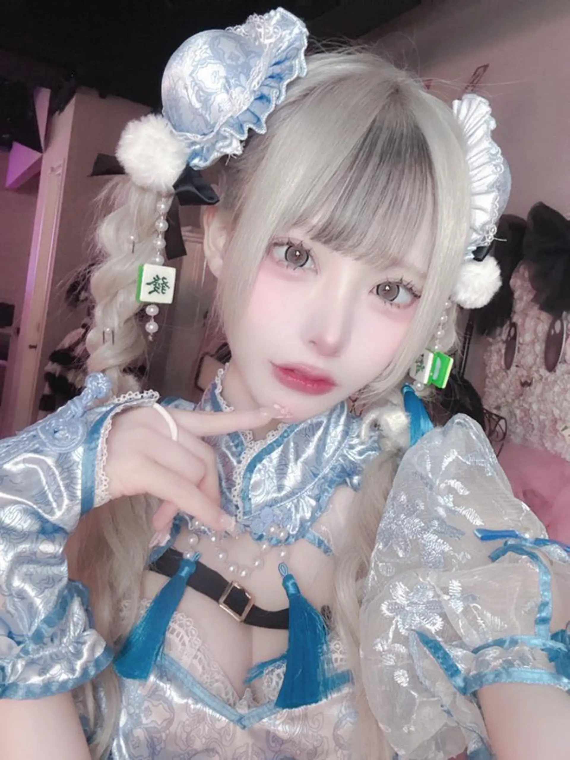 カラー ロング シールエクステ ブリーチ ハイトーンカラー エクステ レイヤーカット ホワイト&レイヤーカ ットエクステ長畠俊輔のヘアスタイル