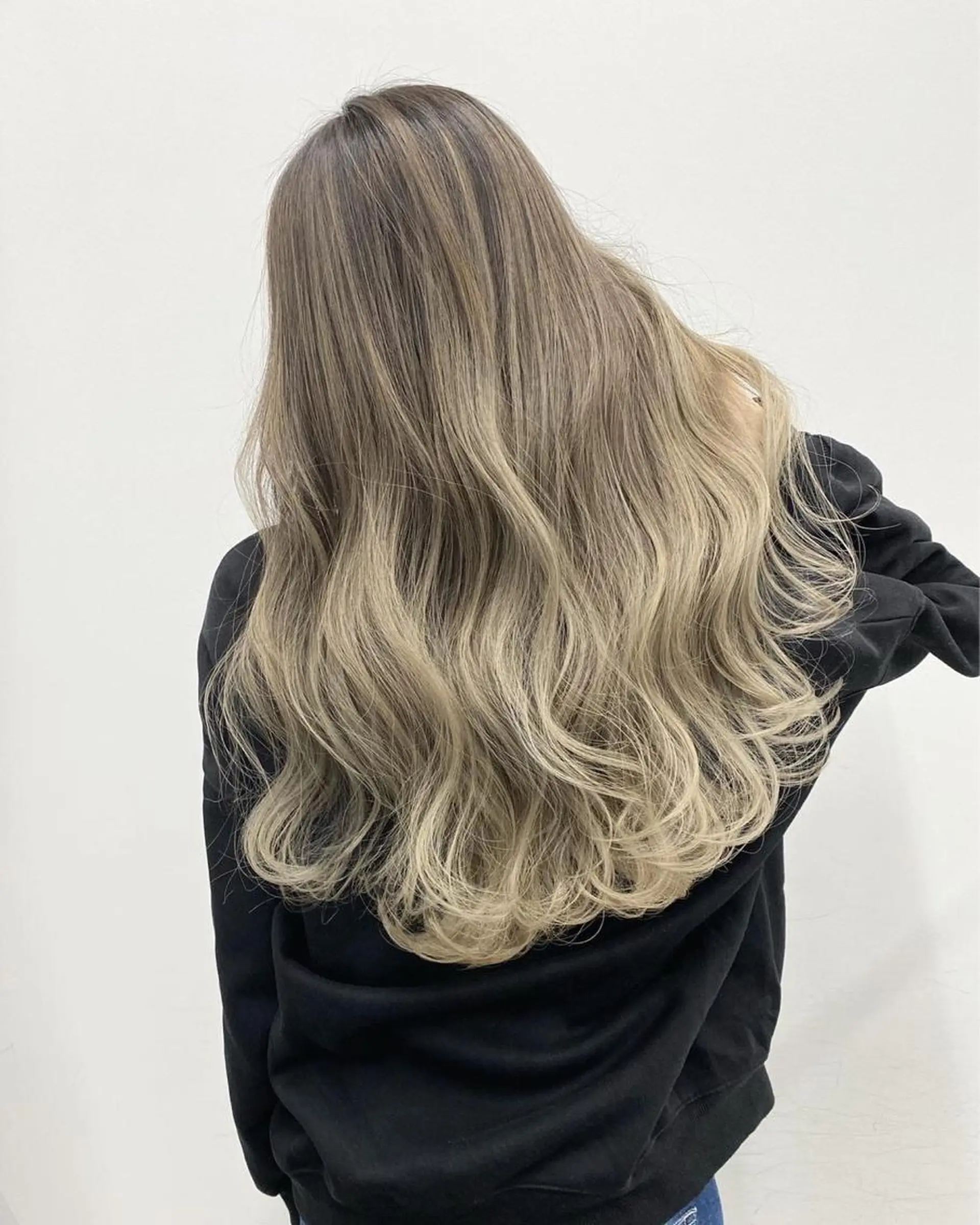 ロング カラー ベージュカラー ホワイトベージュ ヘアカラー トリートメント 【公式】amble luxe池袋東口🩷のヘアスタイル