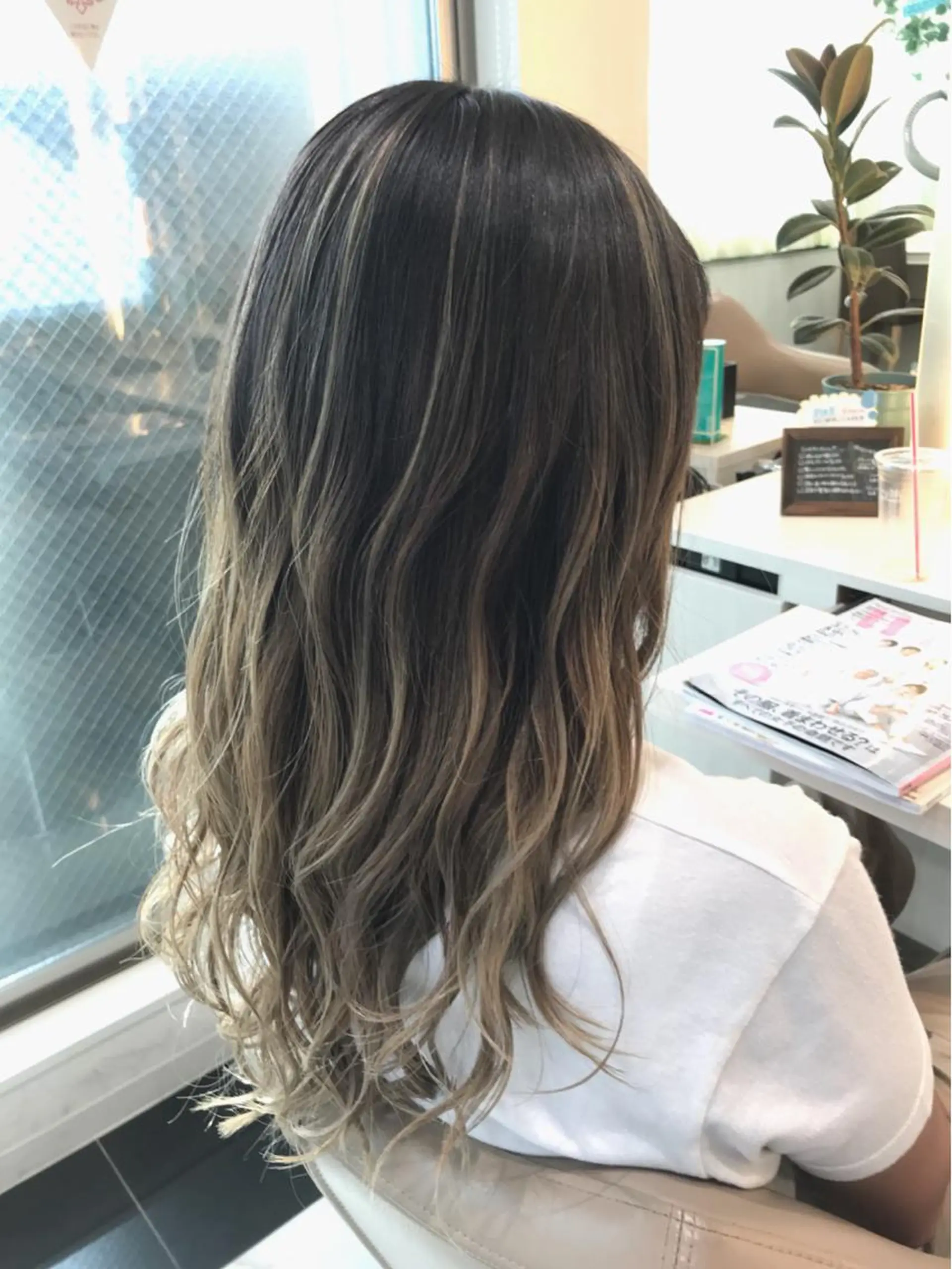 セミロング カラー ブリーチ ケアブリーチ 透明感カラー グラデーションカラー グレージュ 山崎俊輔/髪質改善 /バレイヤージュのヘアスタイル