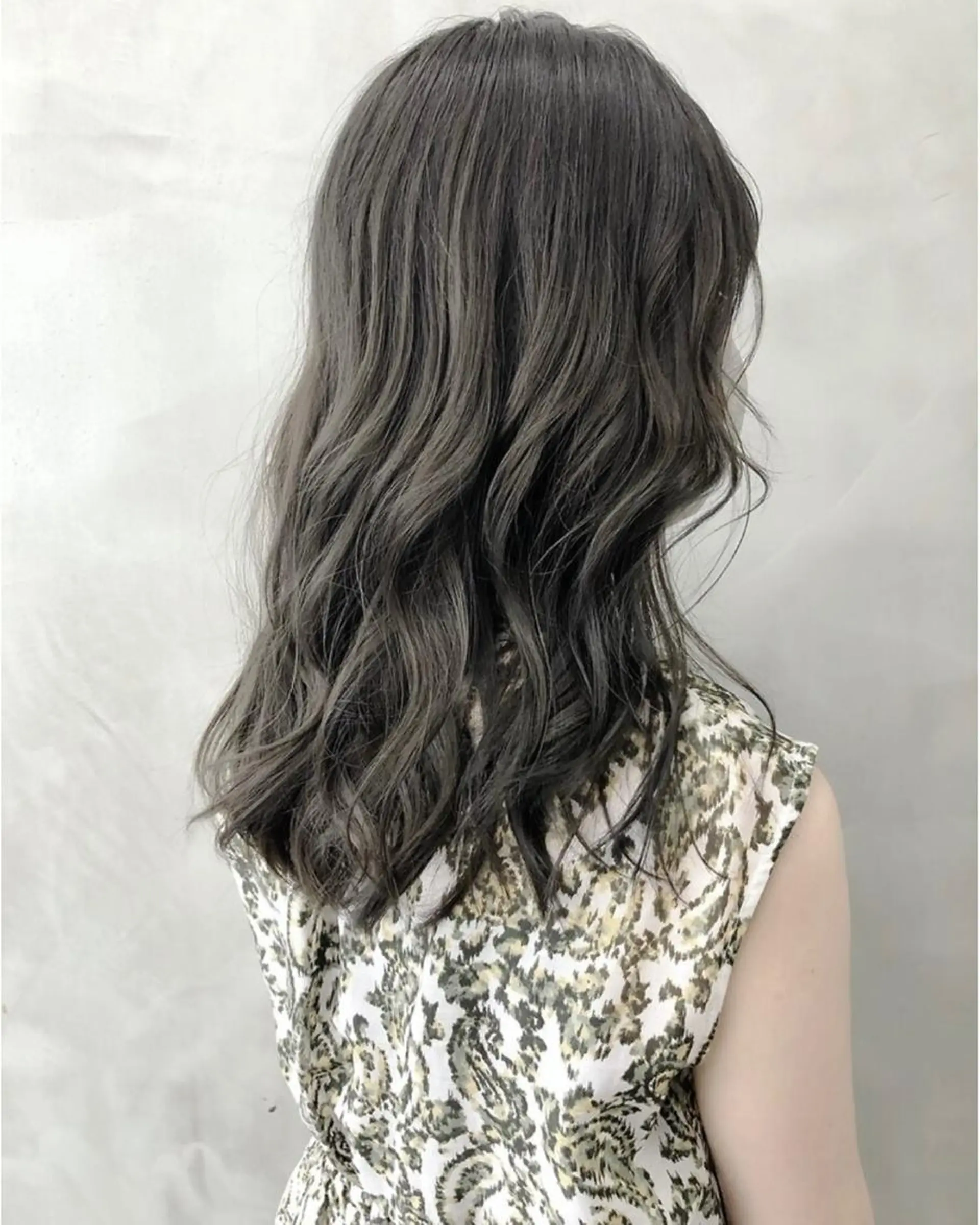 ミディアム カラー ミディアムパーマ アッシュ アッシュグレー アッシュグレージュ バレイヤージュ yiye 青山所属・無料カットモデル募集 🌱ひょうがのヘアスタイル