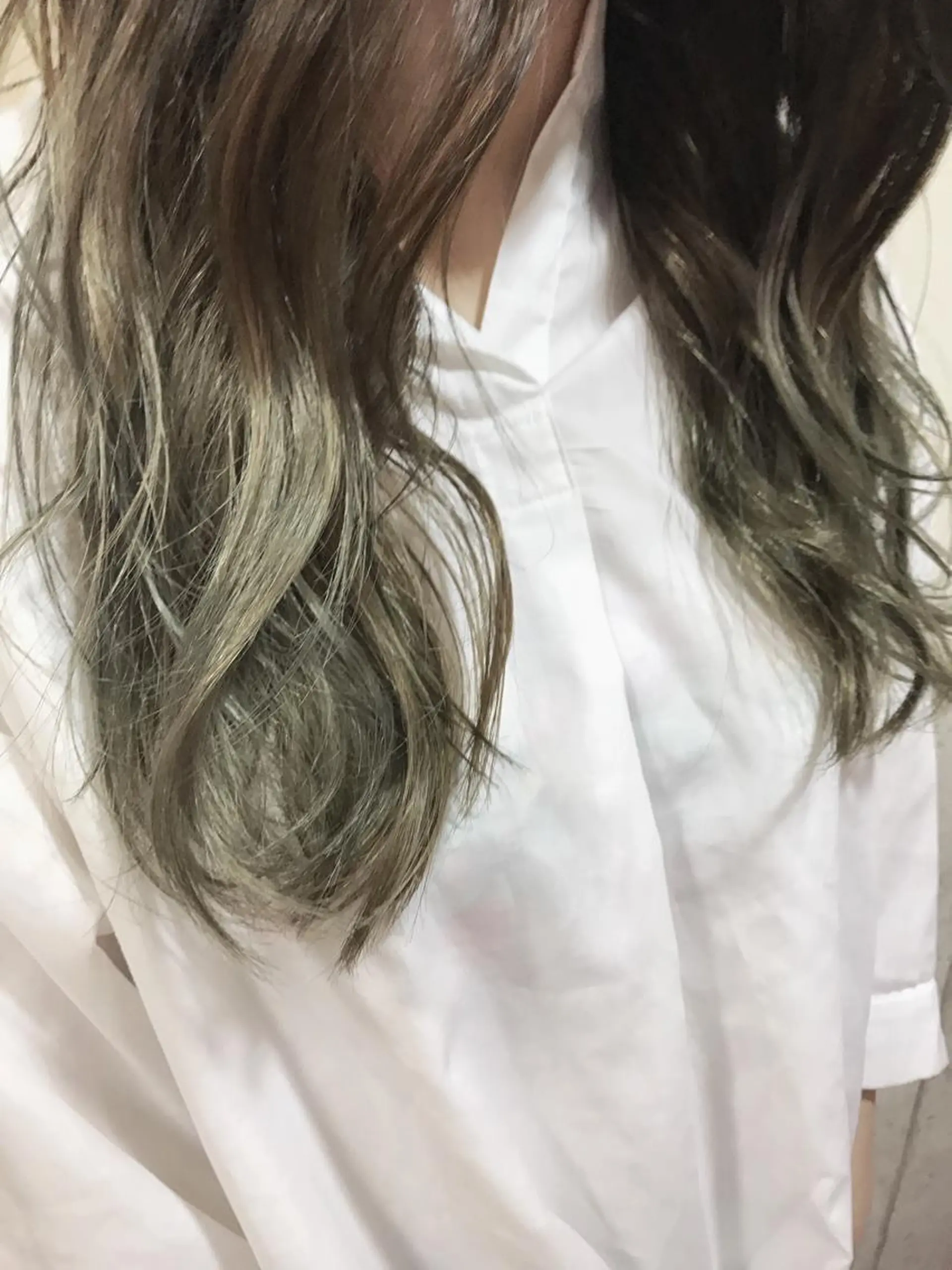 セミロング カラー アッシュ アッシュグレー アッシュグレージュ ブリーチ グレージュ LOST CITY 横浜所属・🪐脱白髪染め 🪐松尾菜々美のヘアスタイル