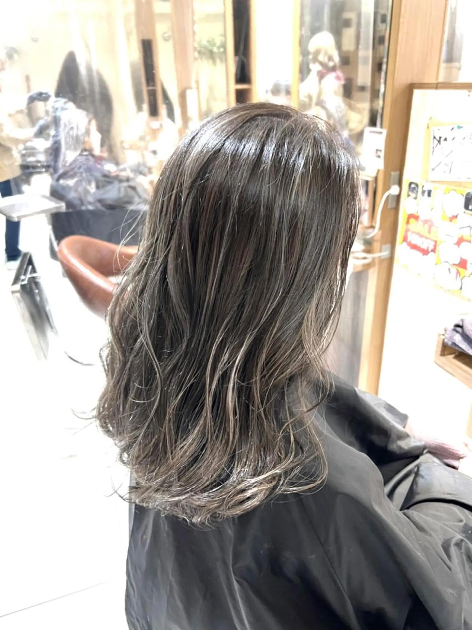 セミロング カラー グラデーションカラー シルバー AI 高田馬場店のヘアスタイル