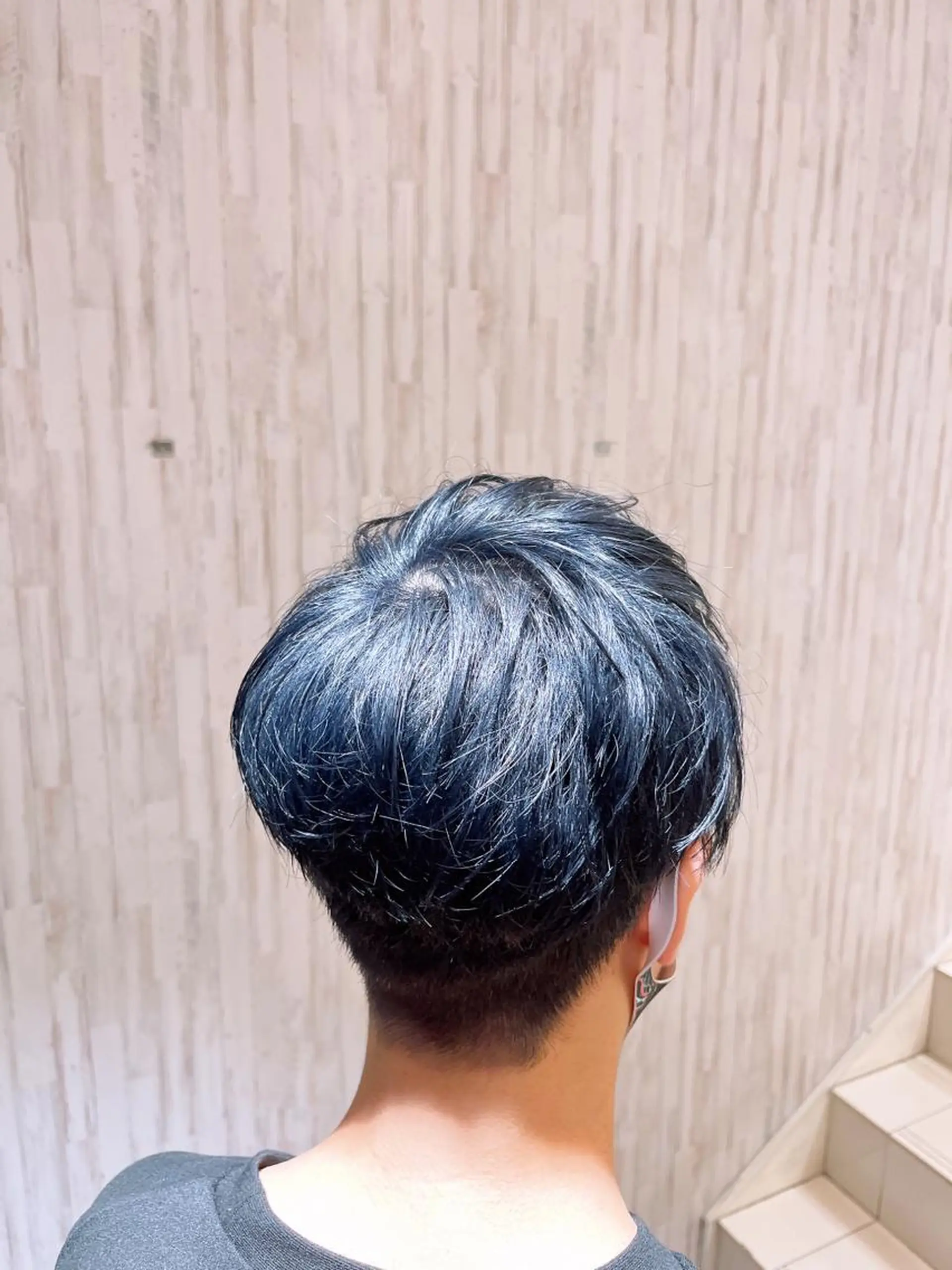 ショート カラー メンズ メンズブリーチ 黒髪 ブリーチ ブルーカラー ブルーブラック カット ヘアカラー 廣田 大幹のヘアスタイル