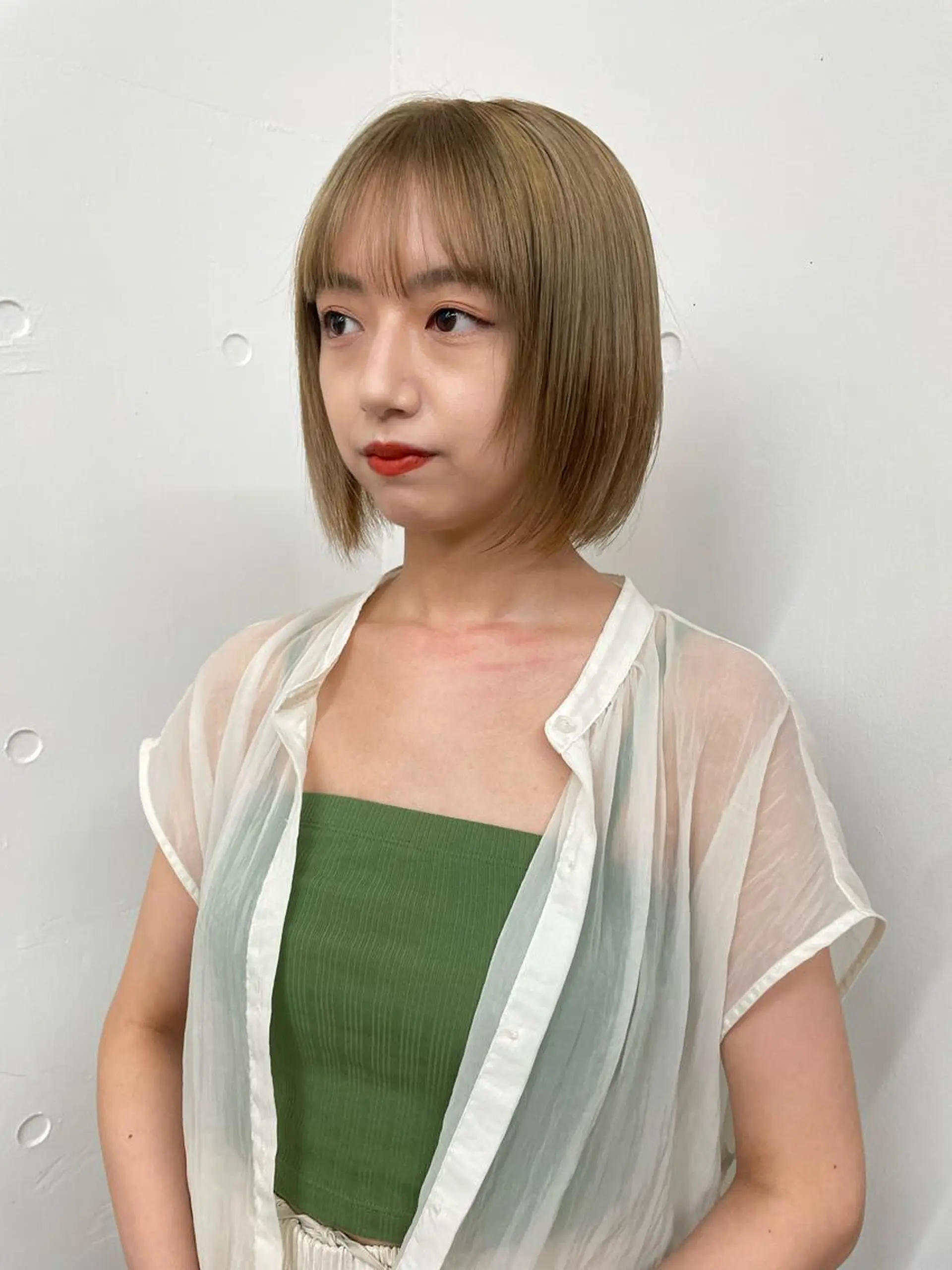 ショート カラー ベージュカラー ブリーチ ミルクティーベージュ ヘアカラー 原 菜帆のヘアスタイル