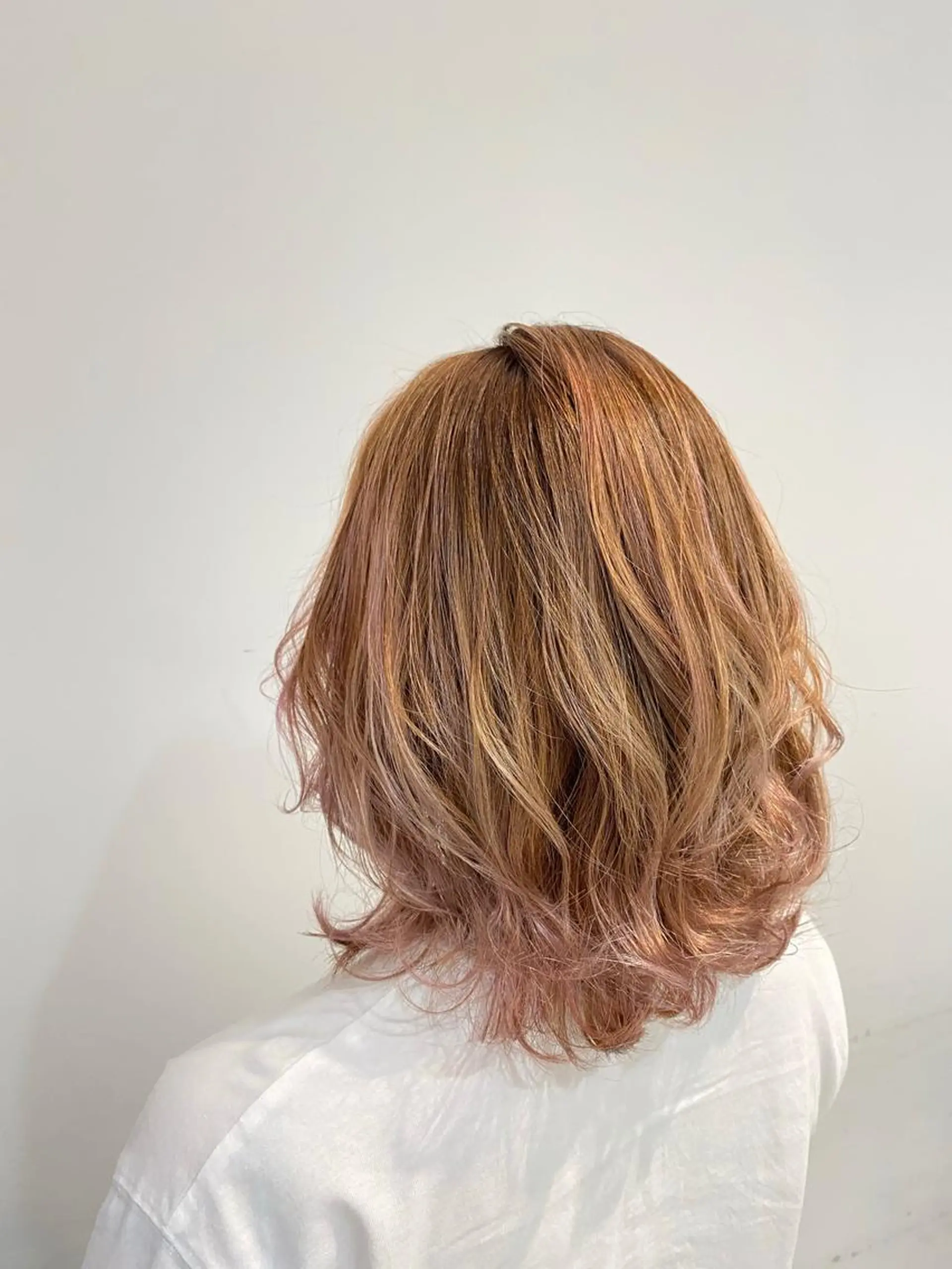 ミディアム カラー EARTH 榎本のヘアスタイル