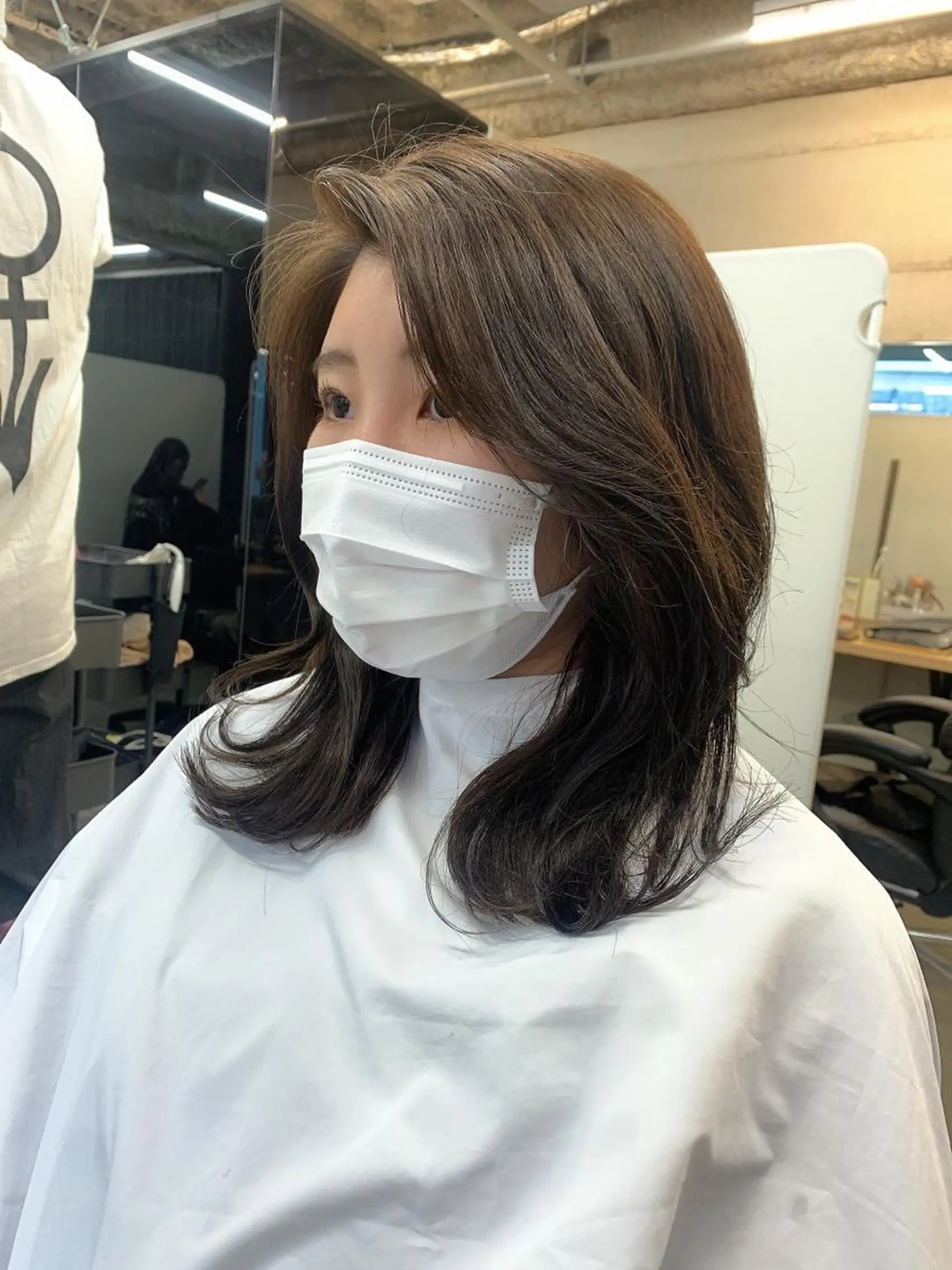 ミディアム カラー イヤリングカラー グレージュ インナーカラー くびれヘア 髪質改善 カット ヘアカラー トリートメント ヘッドスパ 透明感/オリーブ/ グレージュ/YUKAのヘアスタイル