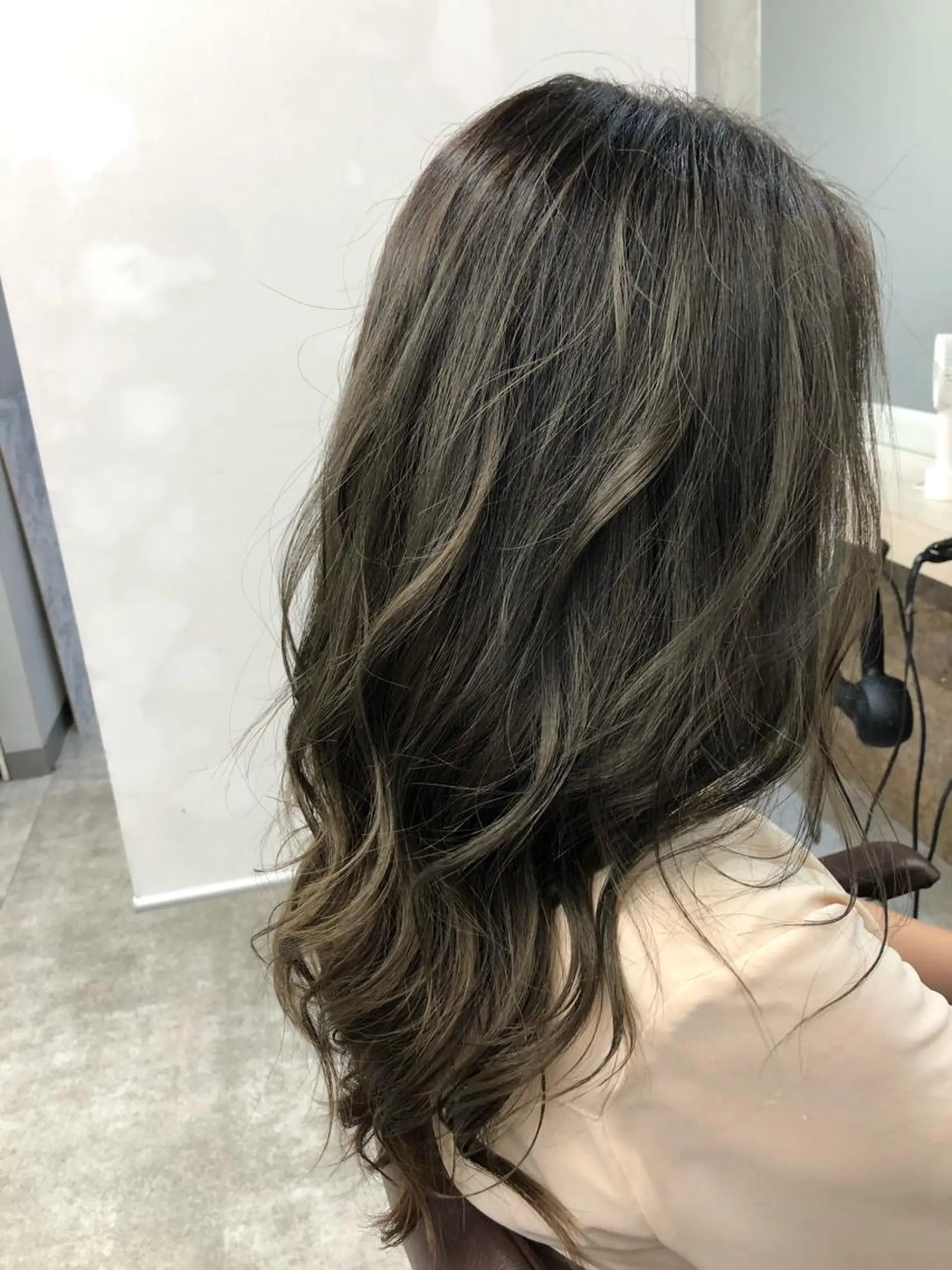 セミロング カラー グレージュ ハイライトカラー ハイライト カット ヘアカラー トリートメント 🌟髪質改善ケアカラ ー美髪縮毛矯正y🌟のヘアスタイル