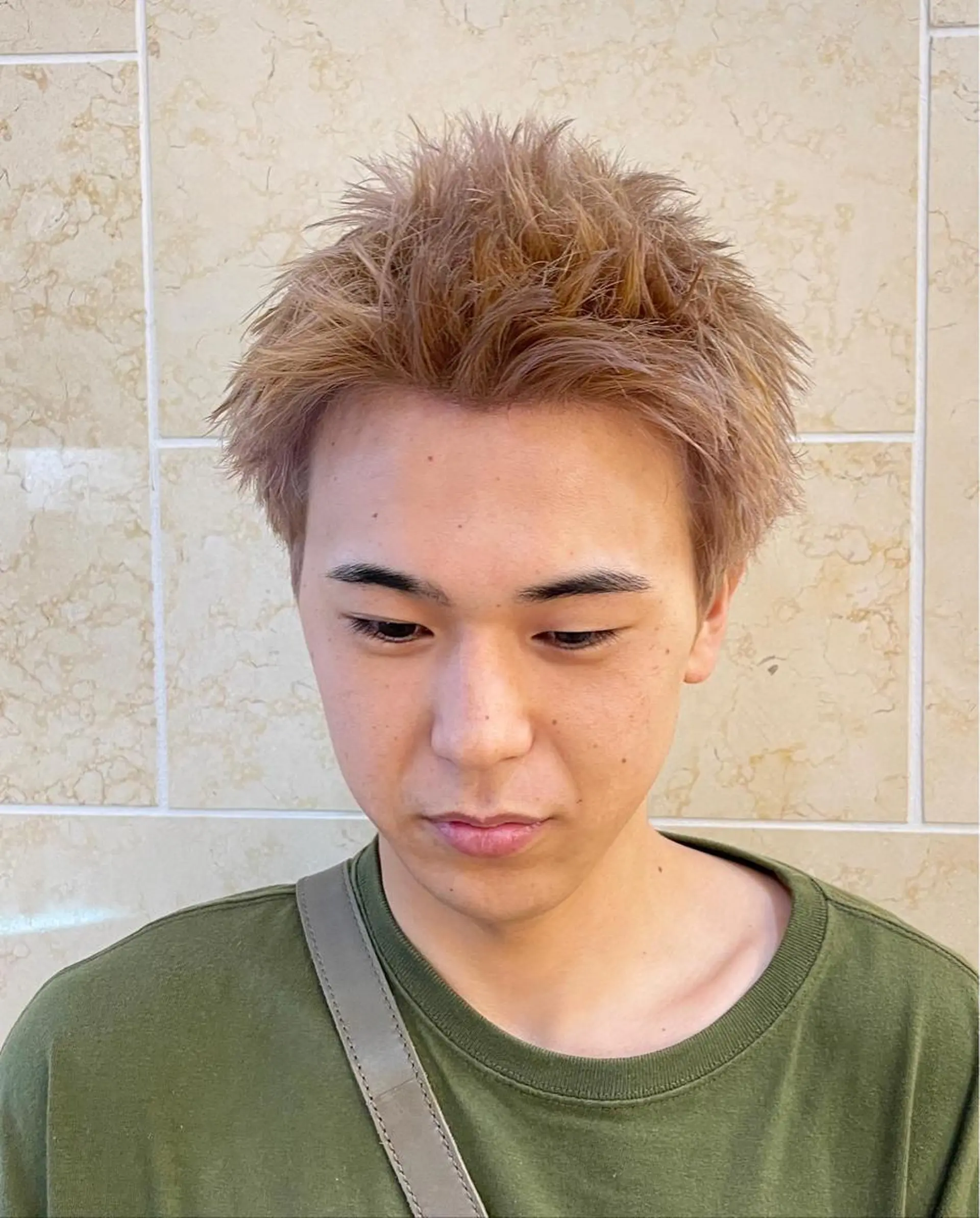 ショート カラー メンズ スパイキーショート ベージュカラー ショートヘア CARE SHINSAIBASHI所属・縮毛・酸性ストレート 特化のヘアスタイル