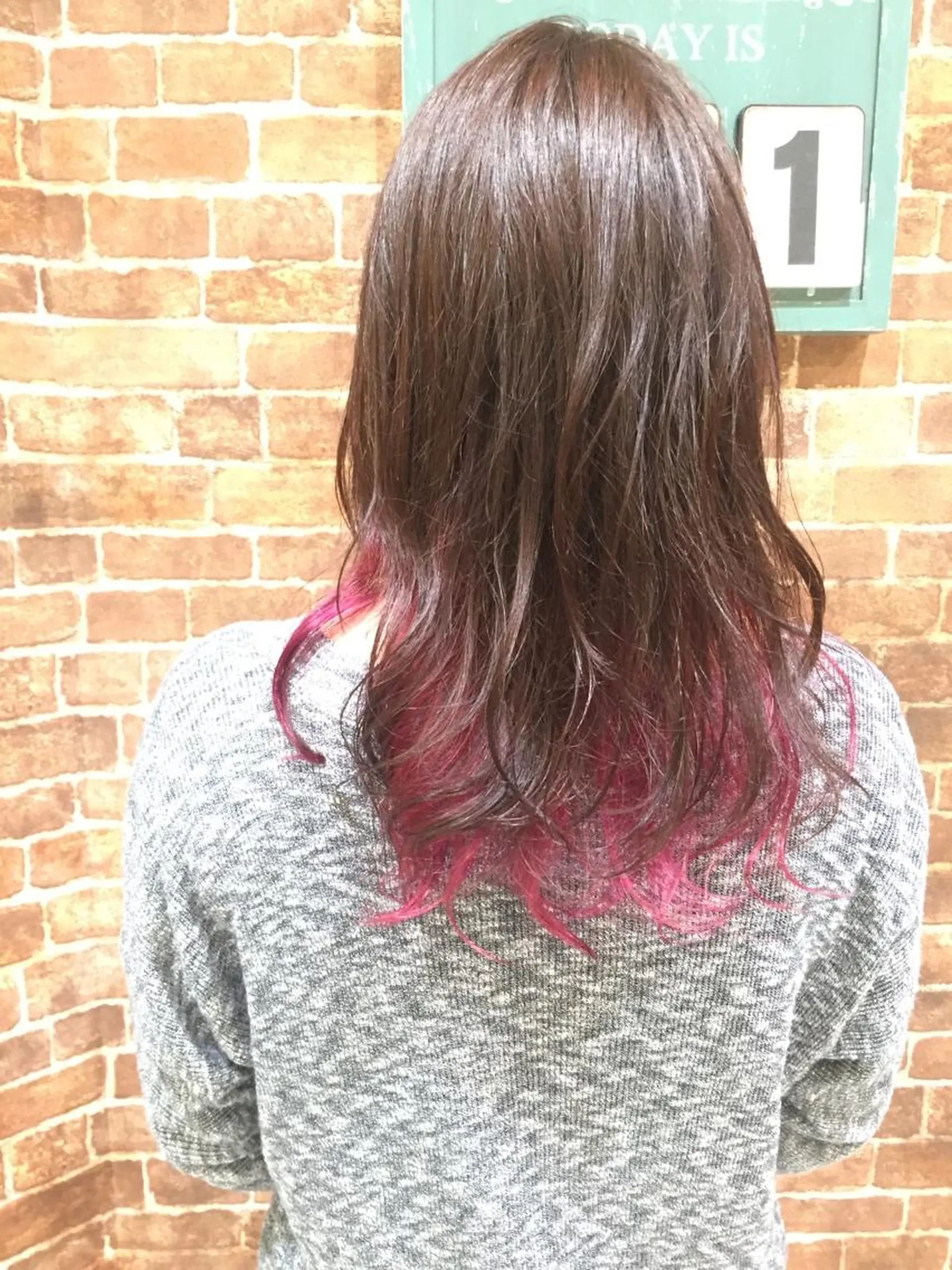 セミロング カラー パーマ インナーカラー ピンクカラー バイオレットカラー 松本 明日可のヘアスタイル