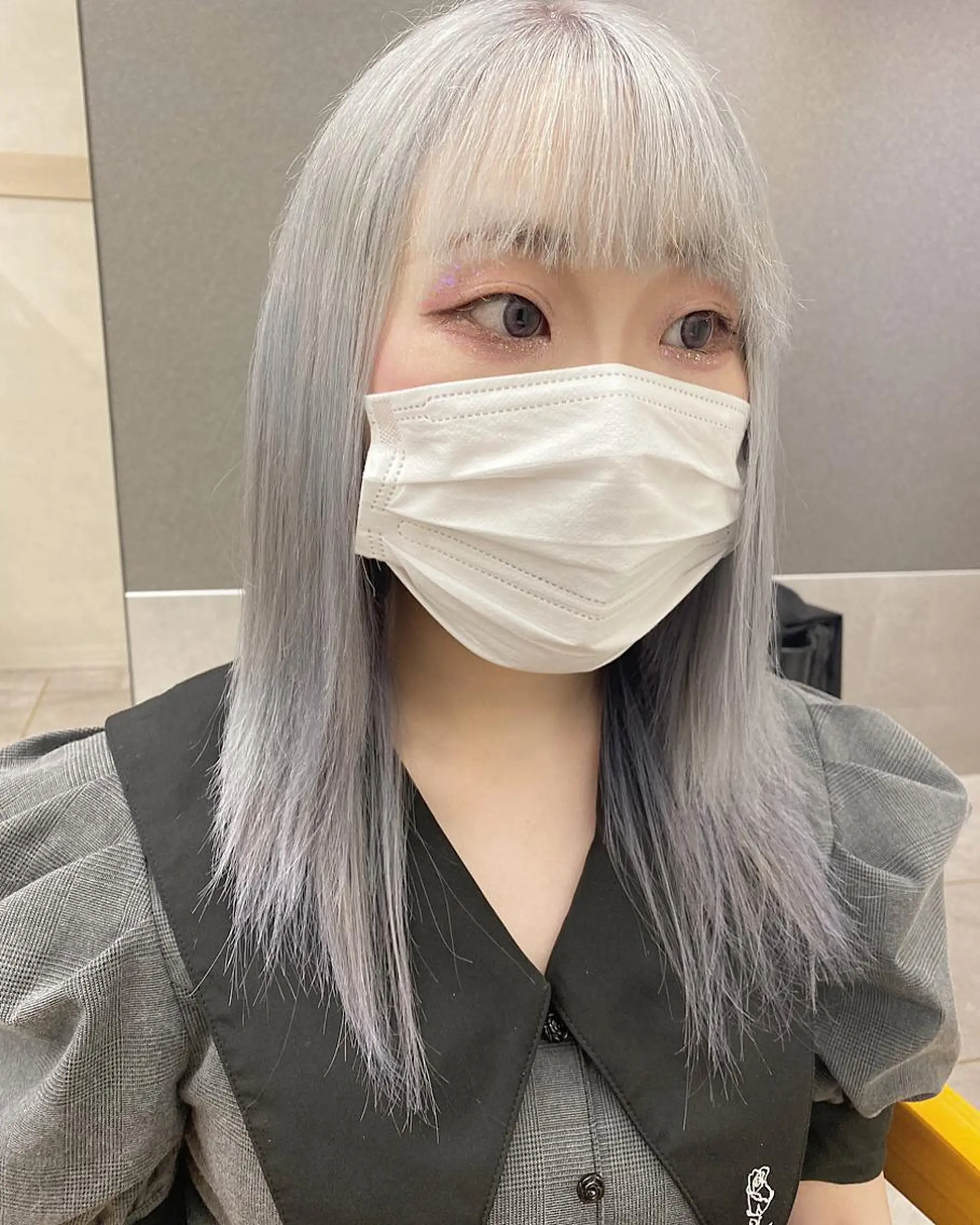 セミロング カラー シルバー GiseL アンリのヘアスタイル