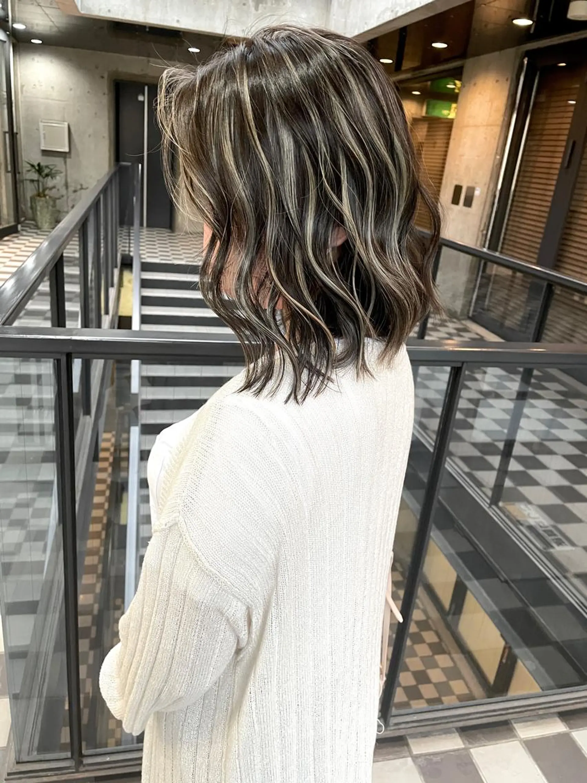 ショート カラー グレージュ ハイライトカラー メッシュ ボブ 外国人風カラー SALOWIN  原宿ash所属・タナカ タクヤのヘアスタイル