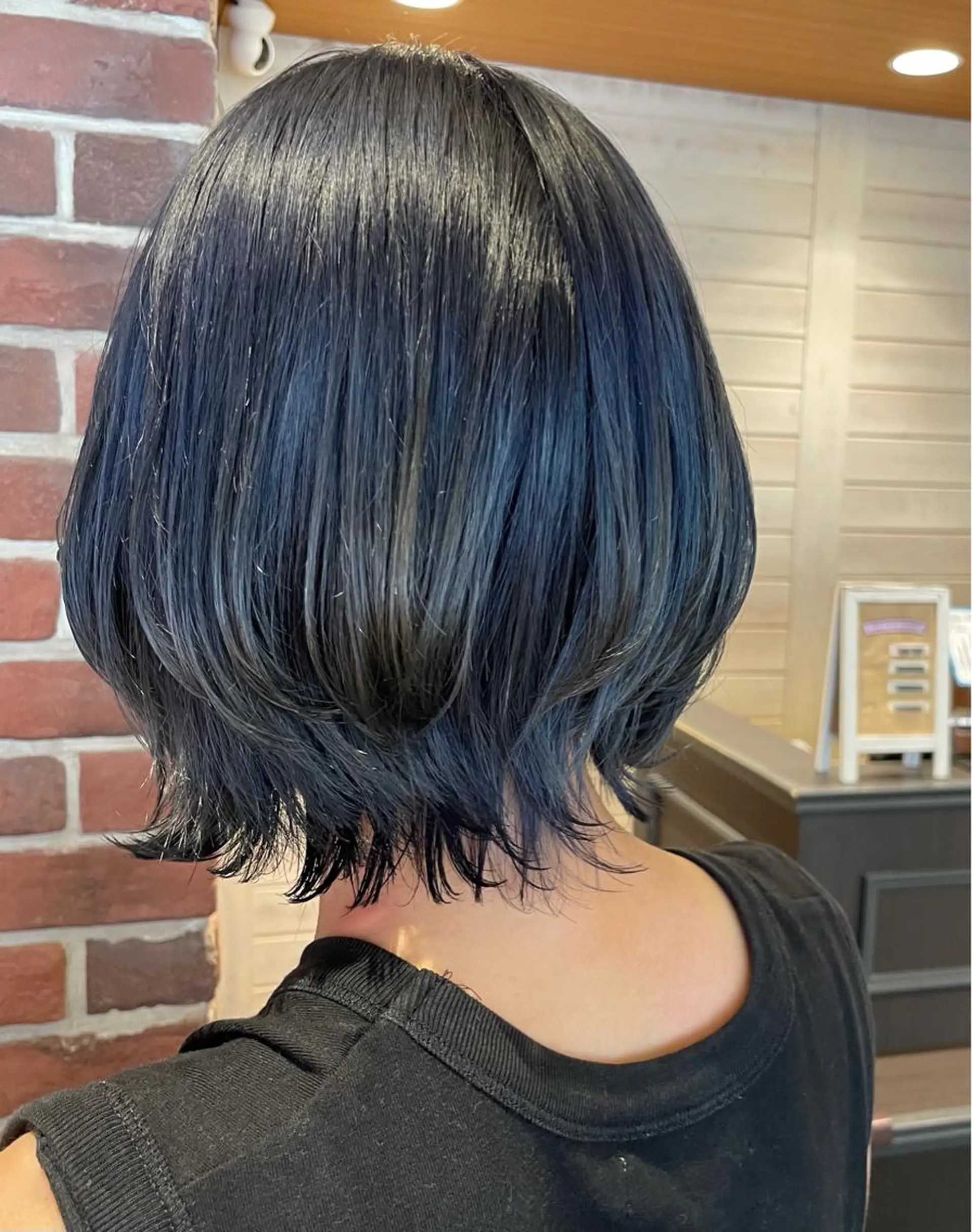 ミディアム カラー 黒髪 ブリーチ ブルーカラー ブルーブラック くびれヘア カット 石渡このみ 🍊レイヤーカットのヘアスタイル