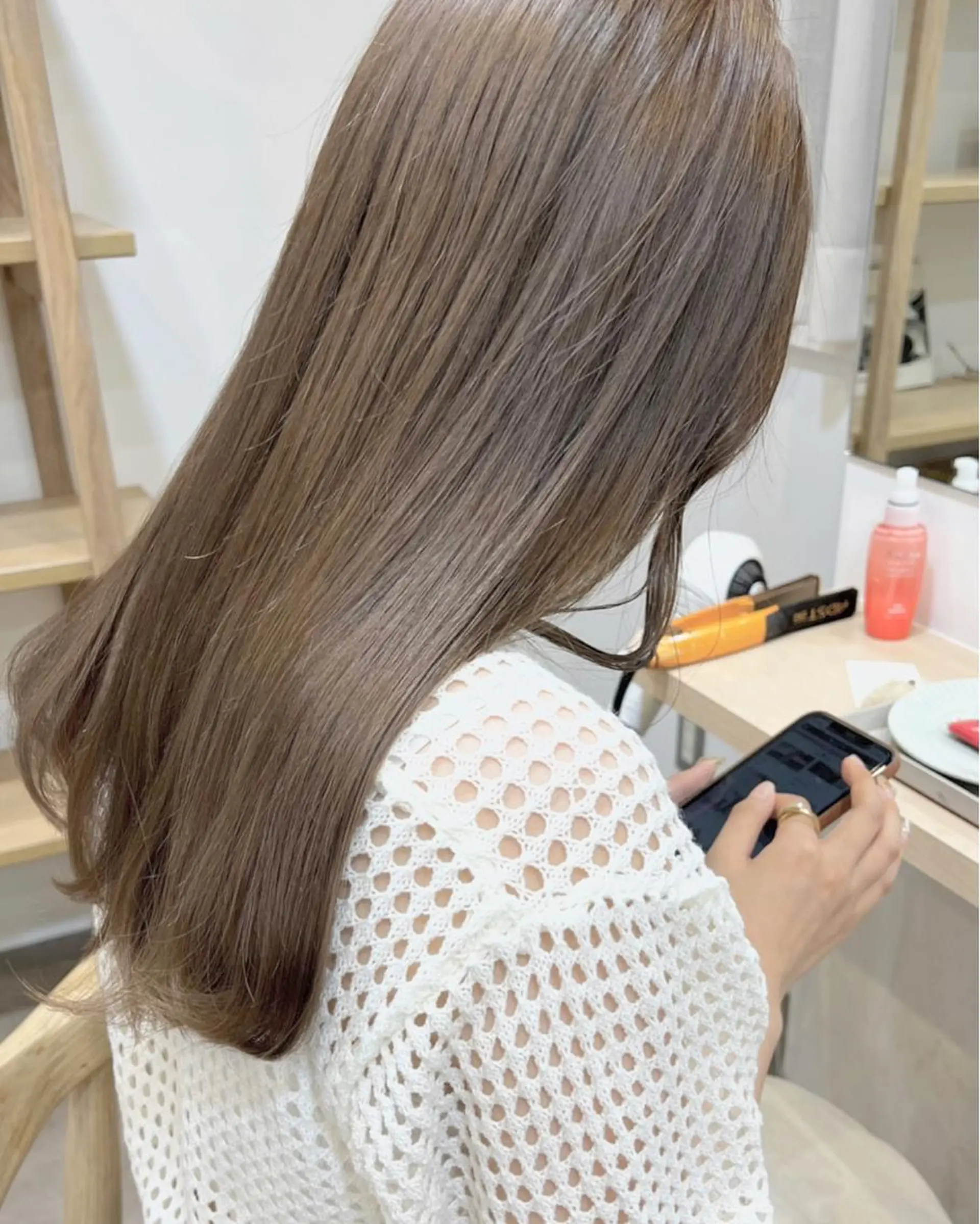 ロング カラー ベージュカラー ブリーチ グレージュ ハイトーンカラー ハイトーンベージュ レイヤーカット ボブパーマNo.1のヘアスタイル