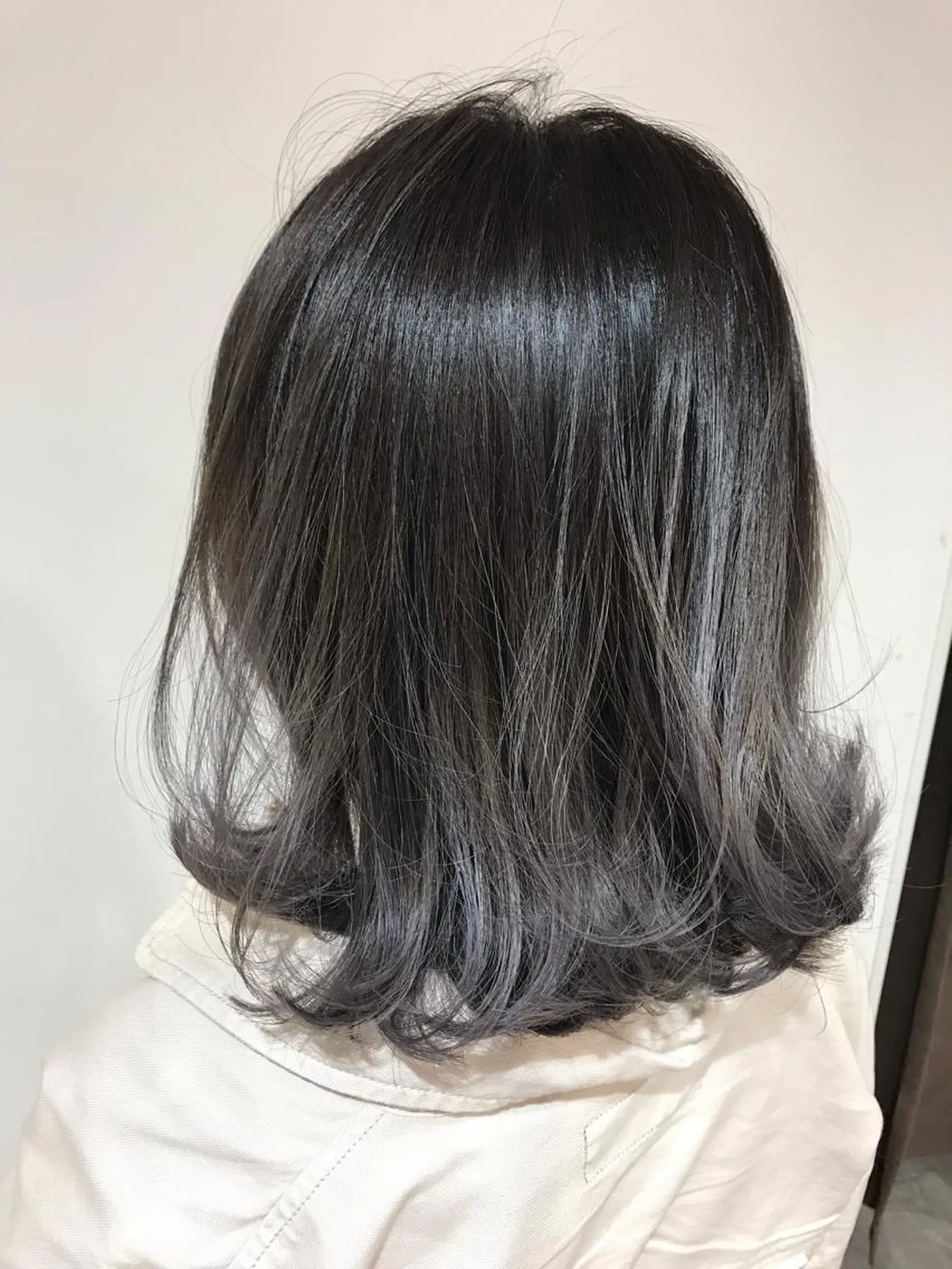 ショート カラー アッシュ アッシュグレー アッシュグレージュ バレイヤージュ ベージュカラー AMI Hair  supply所属・髪質改善カラー 韓国風レイヤーのヘアスタイル