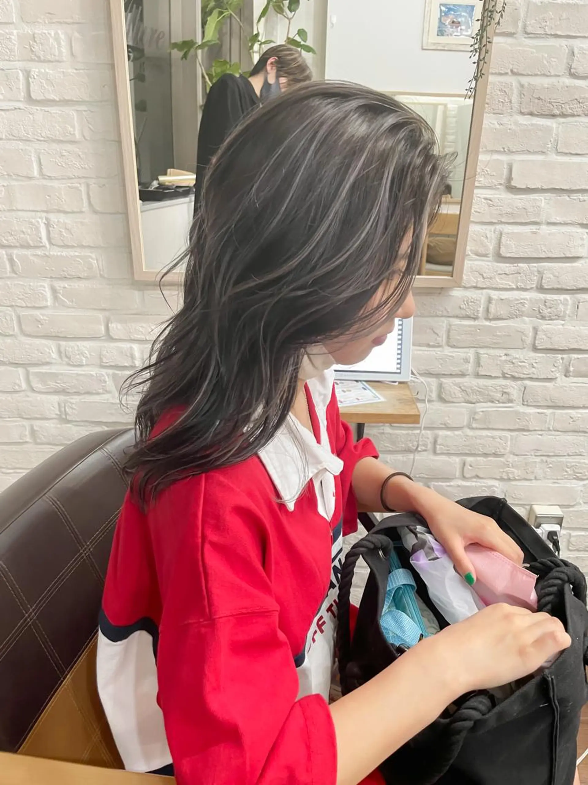 セミロング 白いハイライト🤍 タナカリョウスケのヘアスタイル