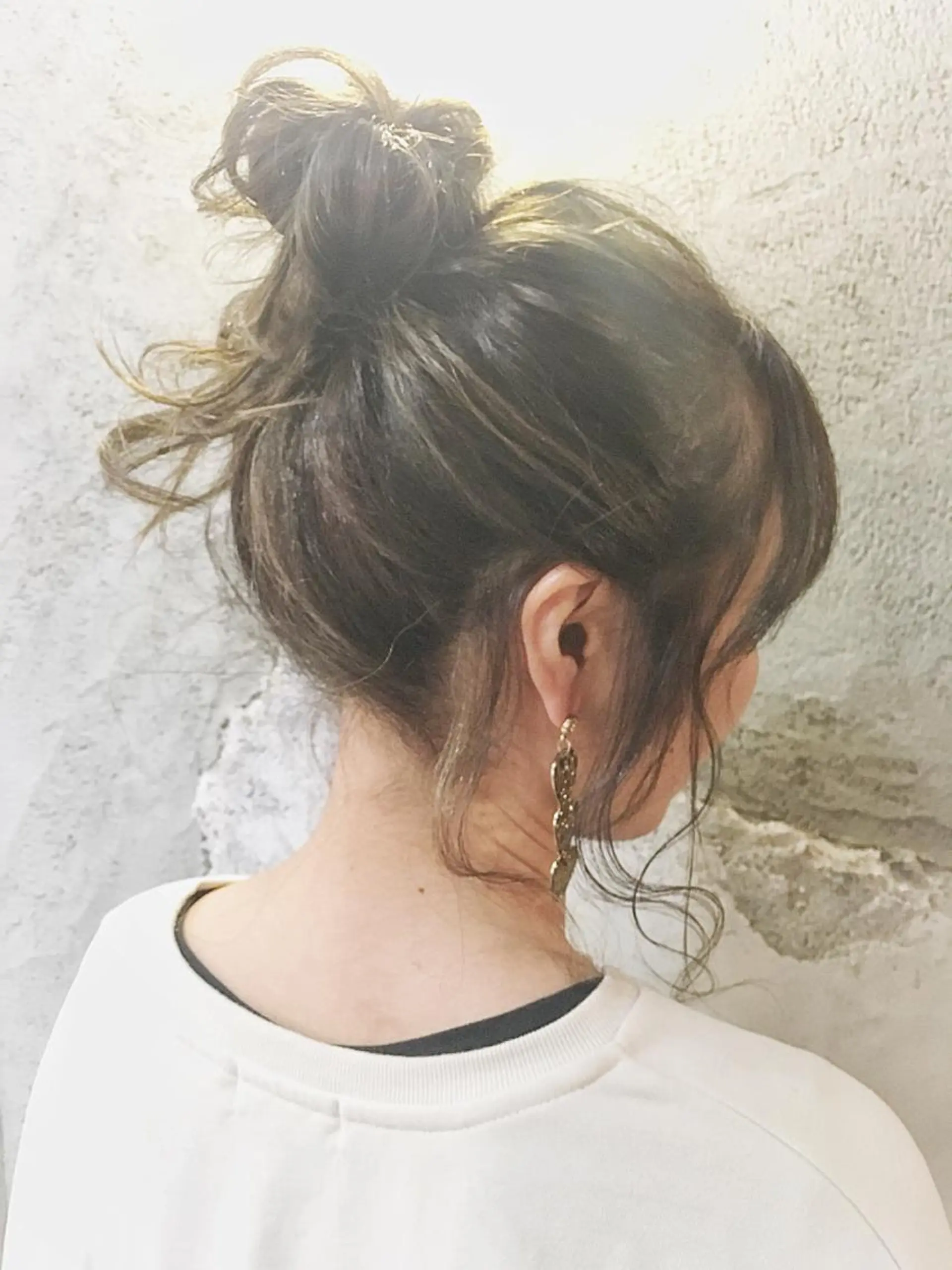 セミロング カラー ヘアアレンジ お団子ヘア ハイライトカラー ハイライト EMANON天神所属・Hitomi Ezakiのヘアスタイル