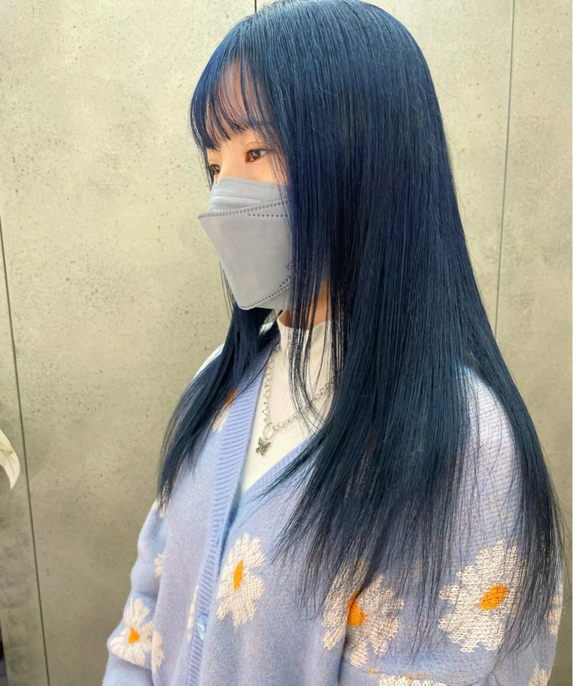 セミロング カラー ブリーチ ネイビーカラー オレンジ vain所属・パーマウルフショート 濱田匠のヘアスタイル