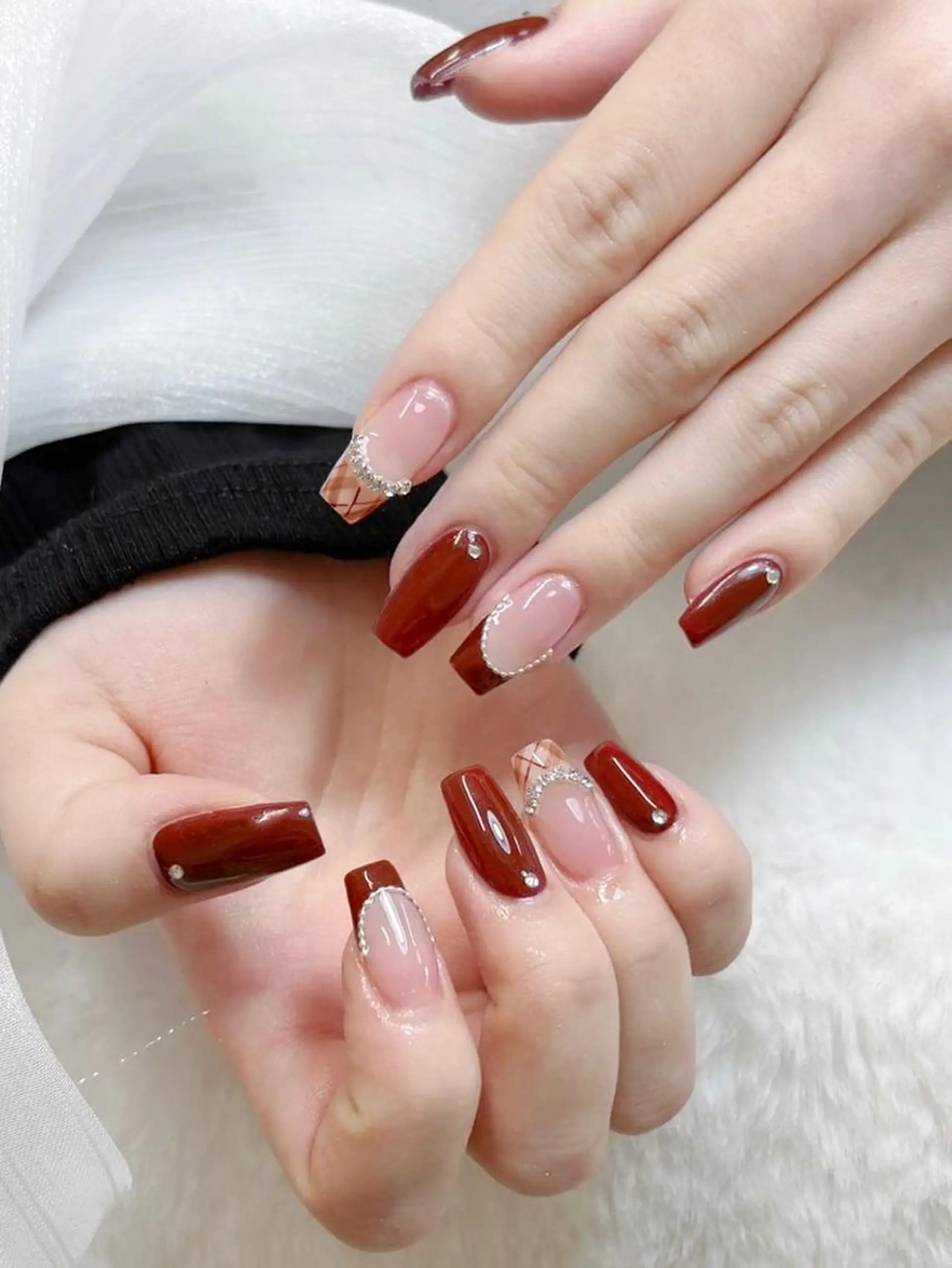 ネイル ボルドー チークネイル フレンチネイル ハート キラキラネイル ハンドネイル kotoネイル 大宮店のネイルデザイン