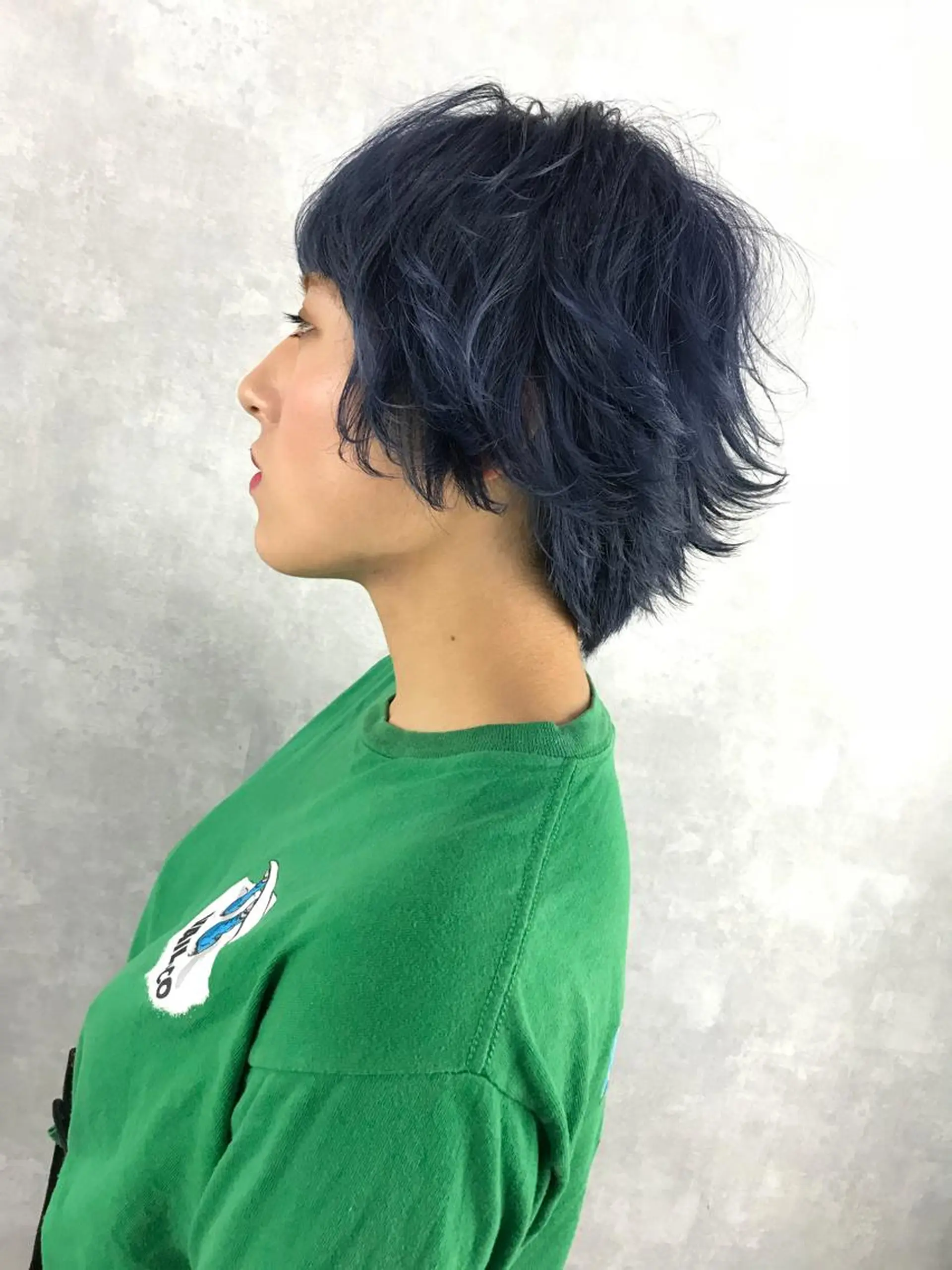 ショート カラー ネイビーカラー TOMOYAレイヤー ブリーチ縮毛矯正のヘアスタイル