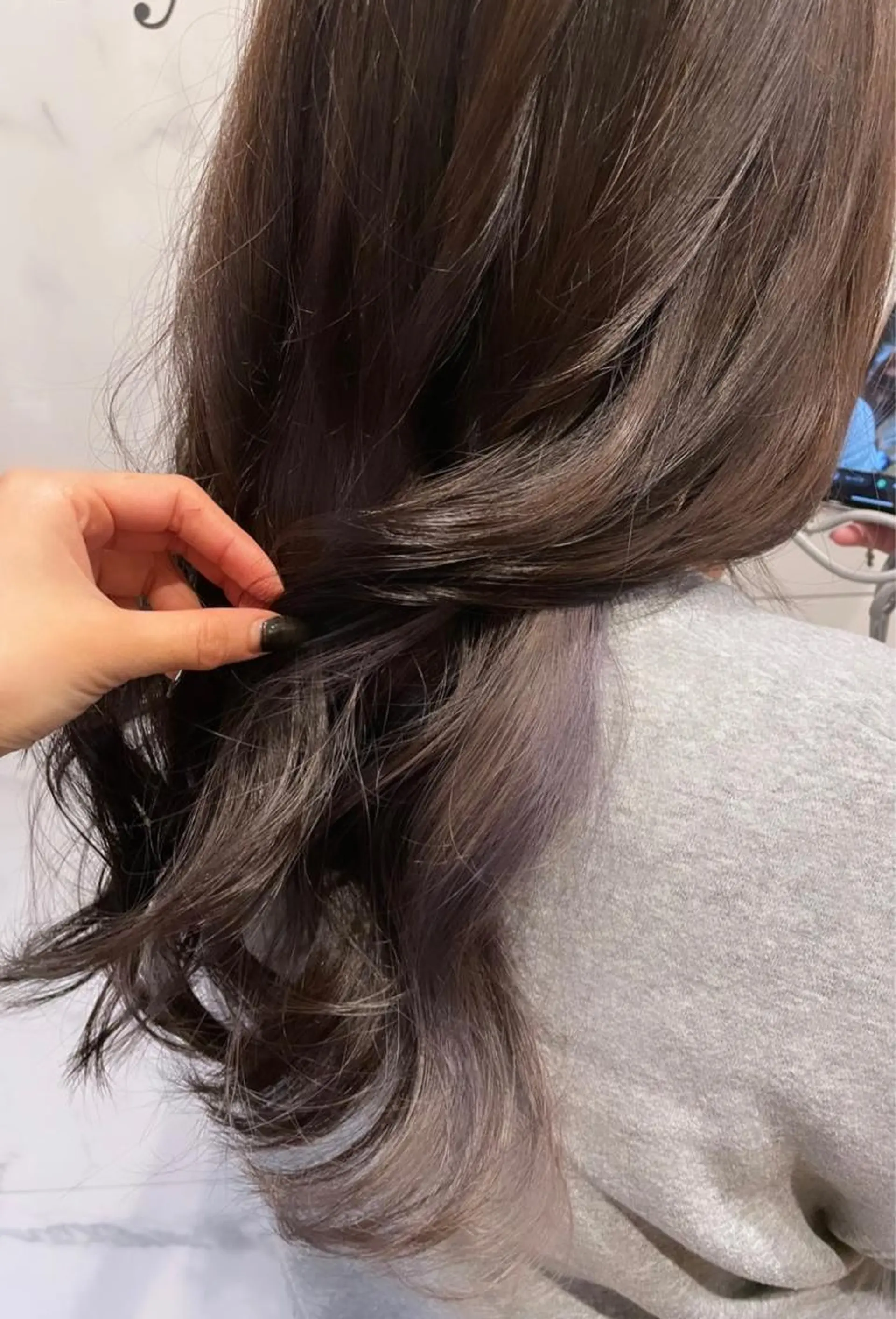 カラー 岡村 真子のヘアスタイル