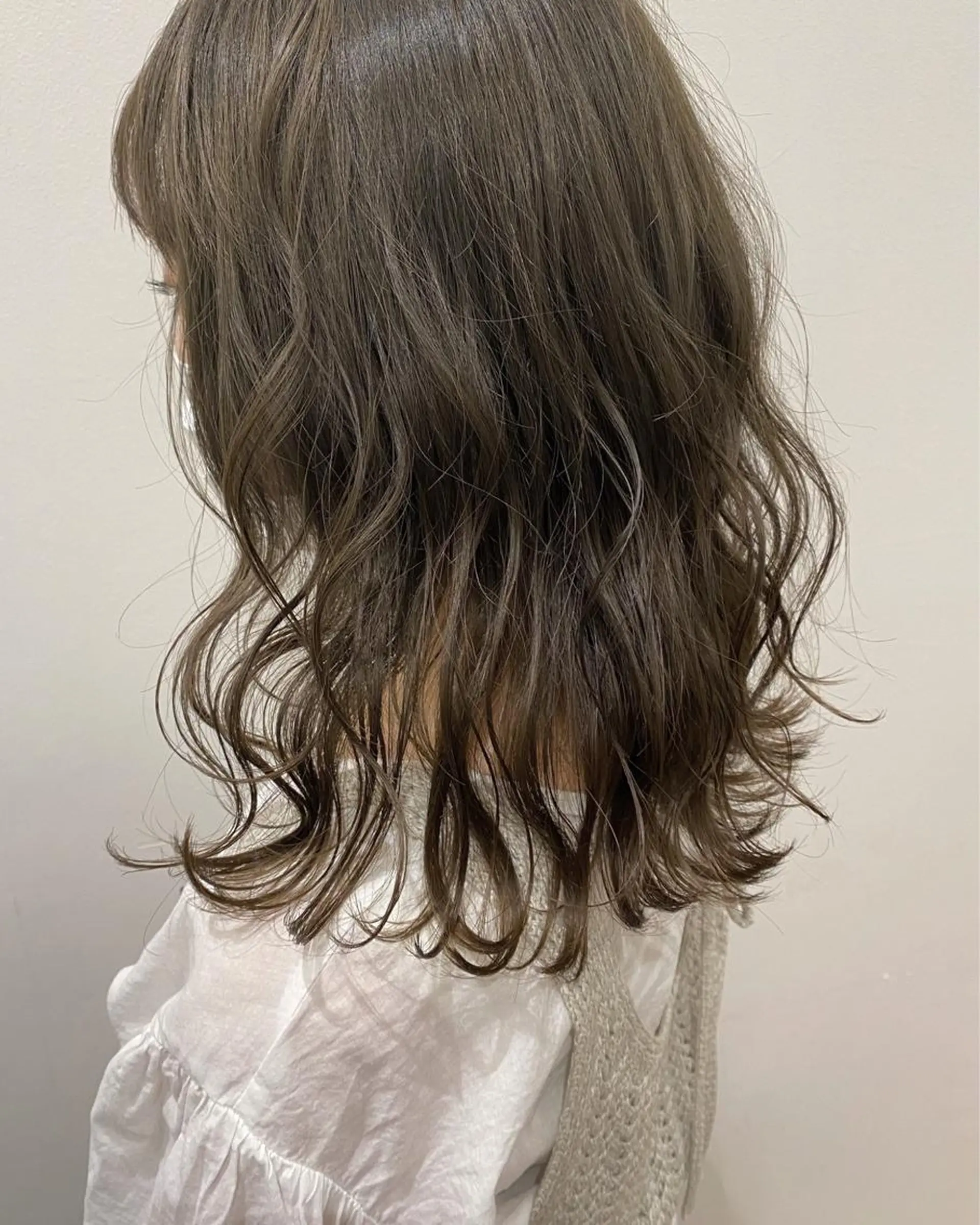 ミディアム カラー 石田 優菜のヘアスタイル