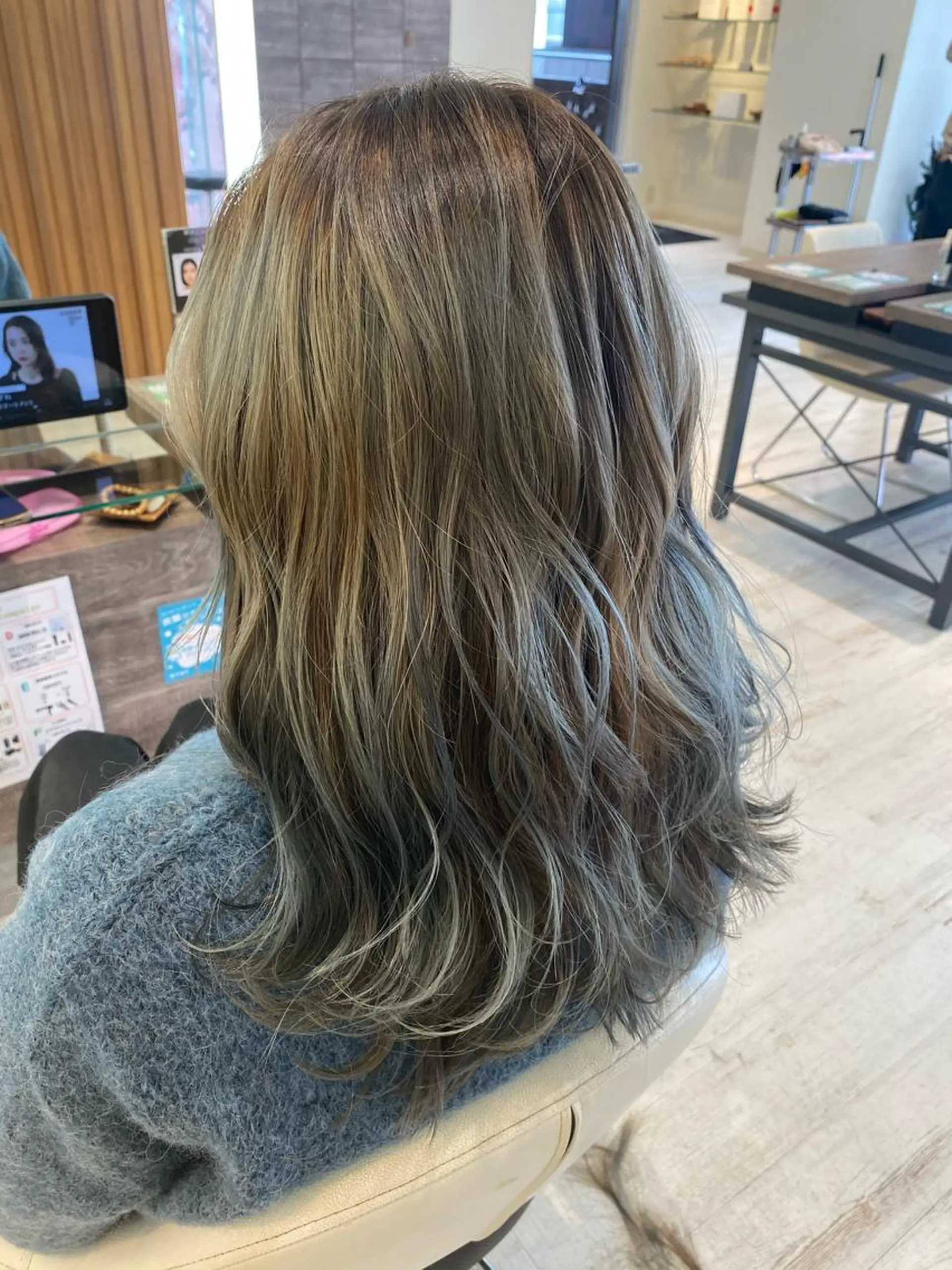 ロング カラー グレージュ ハイライトカラー オリーブグレージュ オリーブグレー ハイライト ベージュ/インナー カラー🤍Rieのヘアスタイル