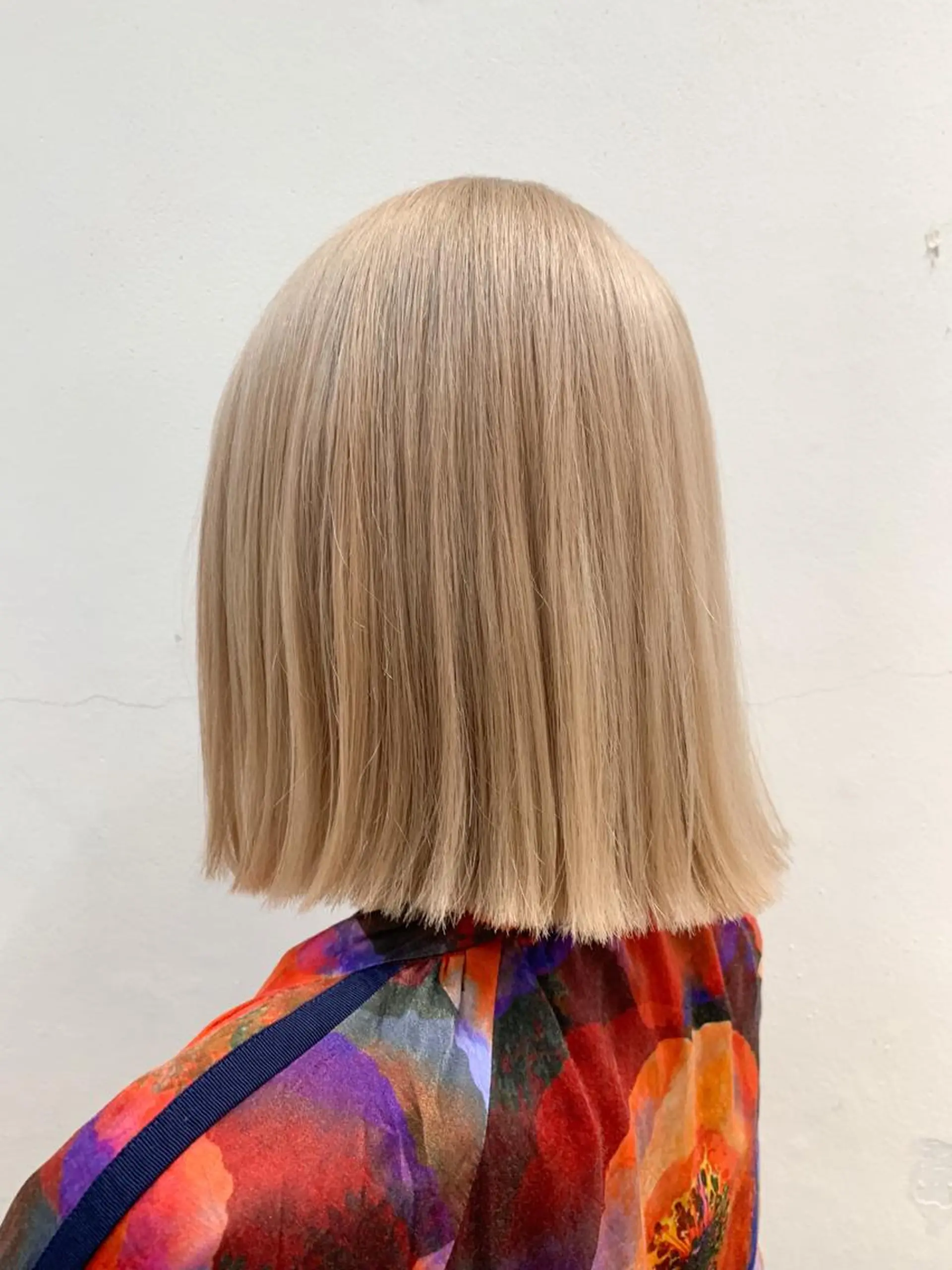 セミロング カラー ブリーチ ブロンド ホワイトブロンド ヘアカラー トリートメント THE./ブリーチ 透感カラー/髪質改善のヘアスタイル