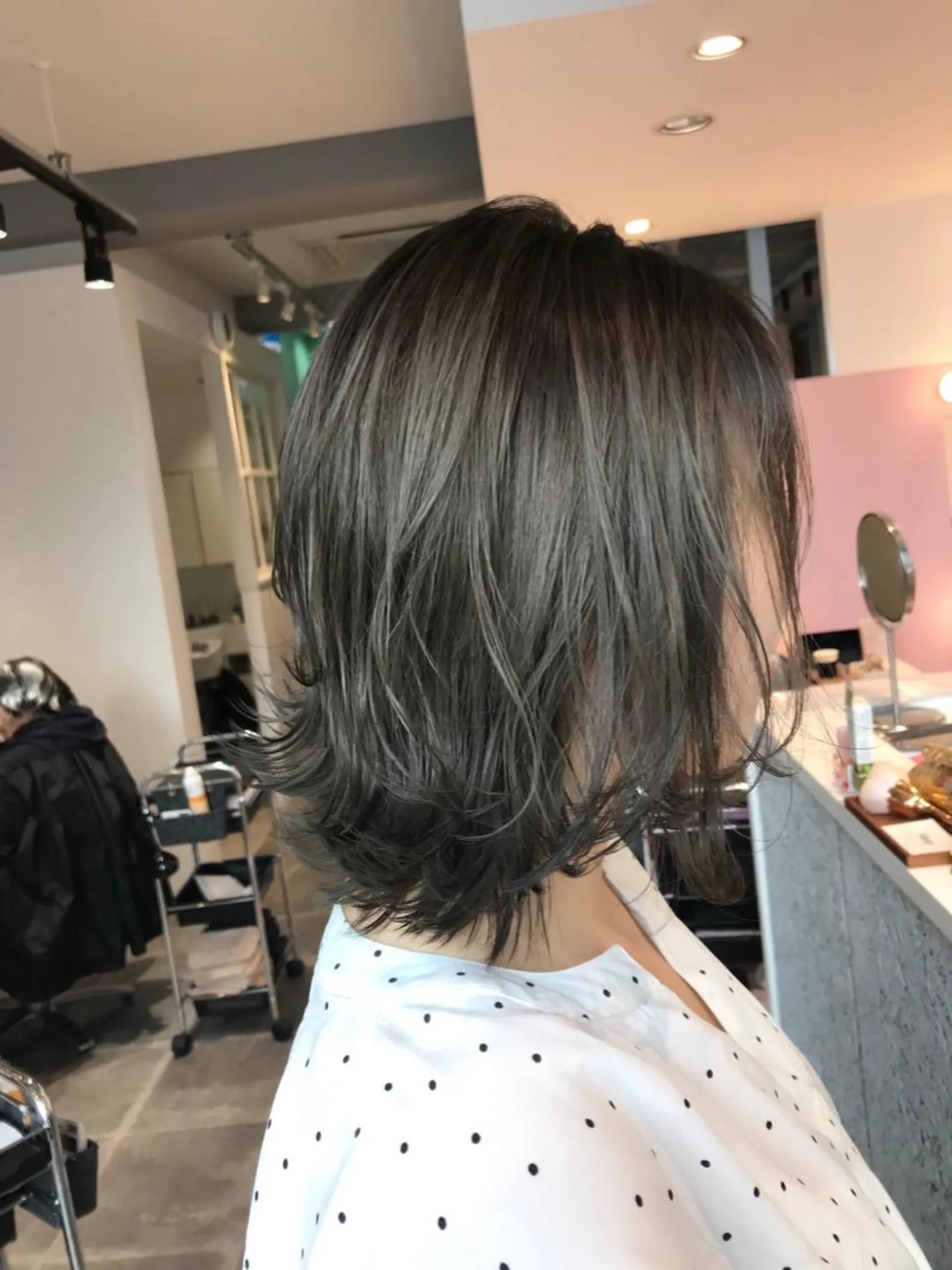 ミディアム ミディアムレイヤー レイヤーカット カット ヘアカラー トリートメント 所渉/韓国レイヤー /ウルフカットのヘアスタイル