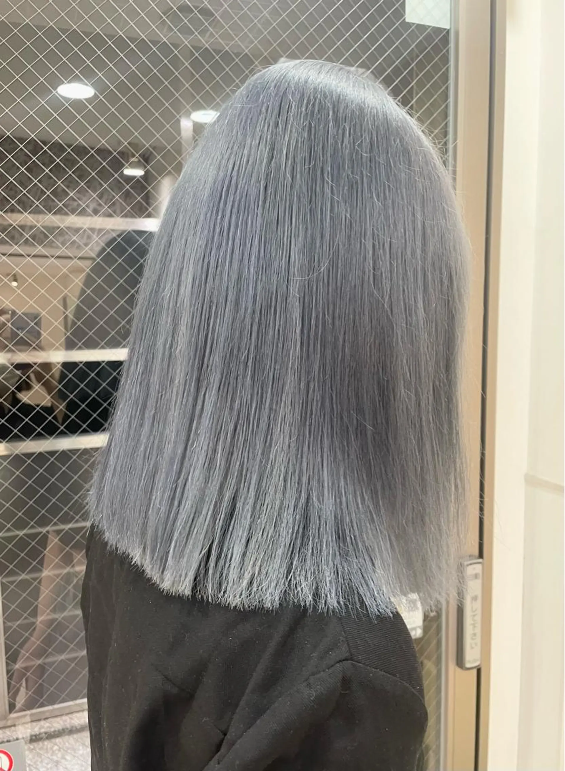 ミディアム カラー ブリーチ ブルーカラー シルバー レイヤーカット ベージュ/KANAのヘアスタイル