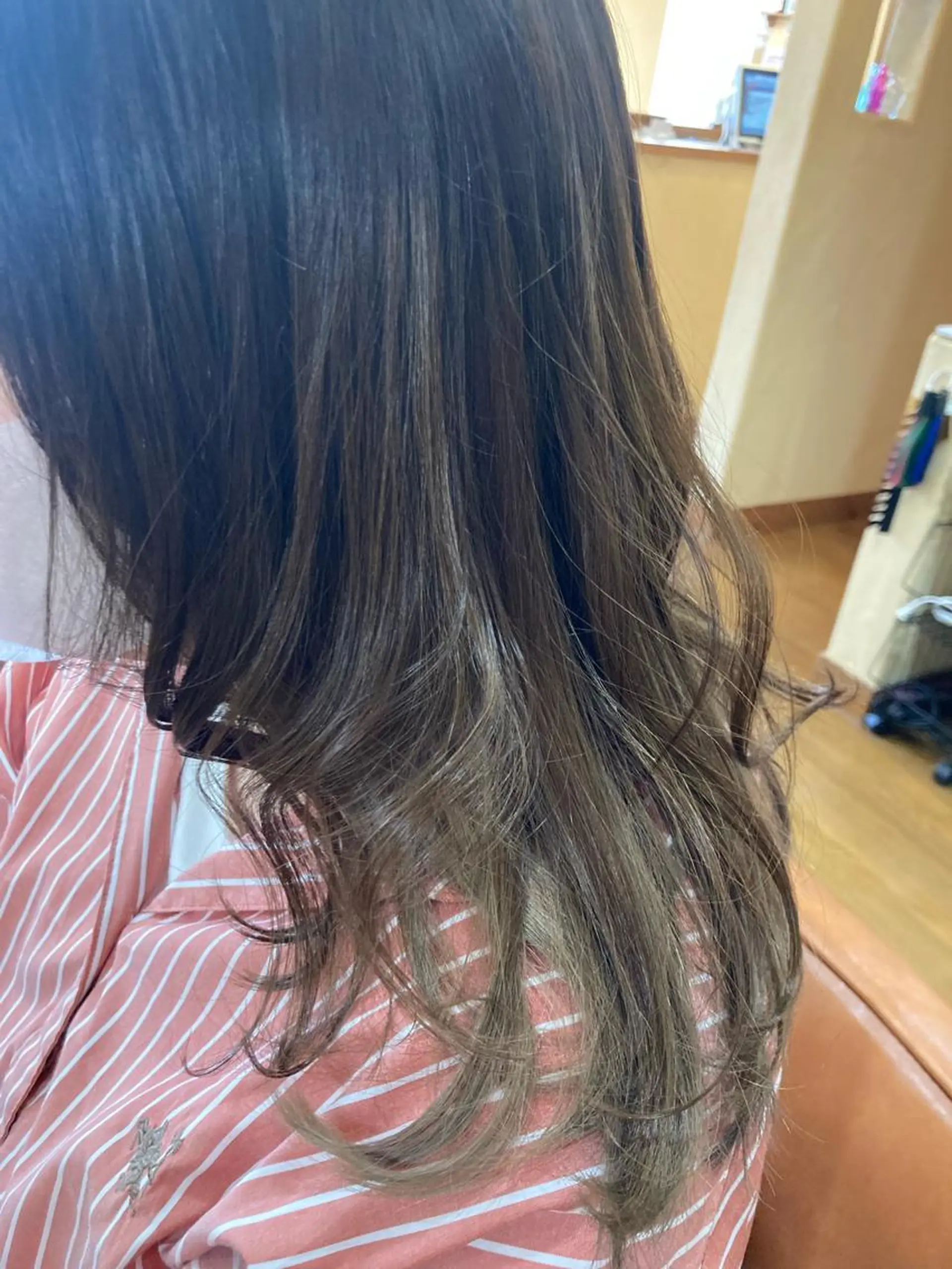 セミロング アッシュ R's hair 大道瞳のヘアスタイル