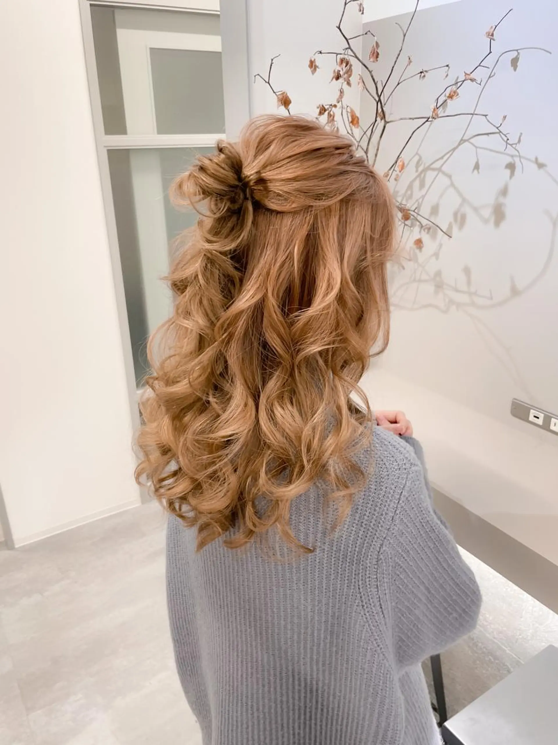 ロング カラー ヘアアレンジ ハーフアップ お団子ヘア autre所属・大久保 ひでなりのヘアスタイル