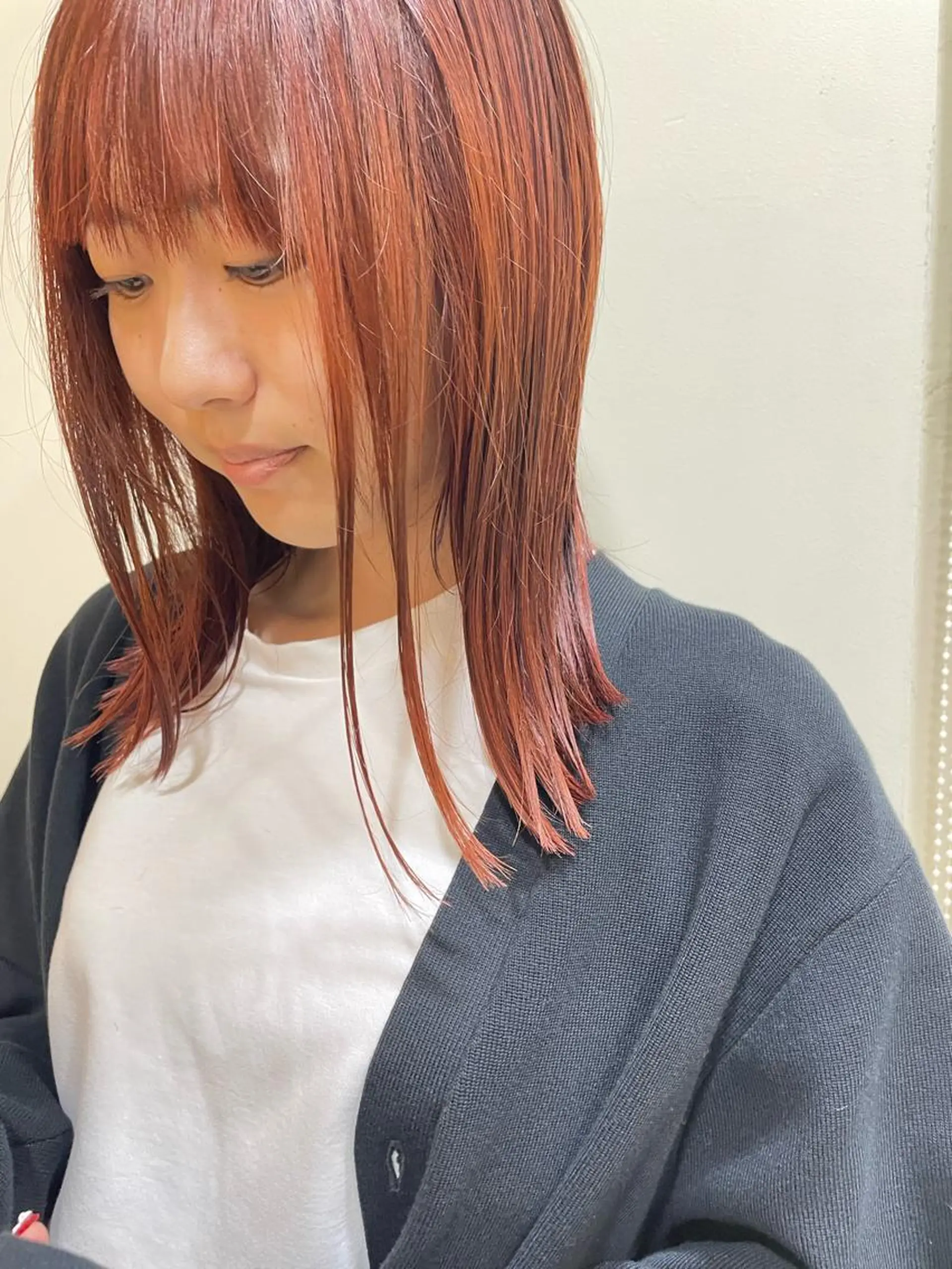 ミディアム カラー レッドカラー カット ヘアカラー トリートメント レイヤー／似合わせ TAKUYAのヘアスタイル