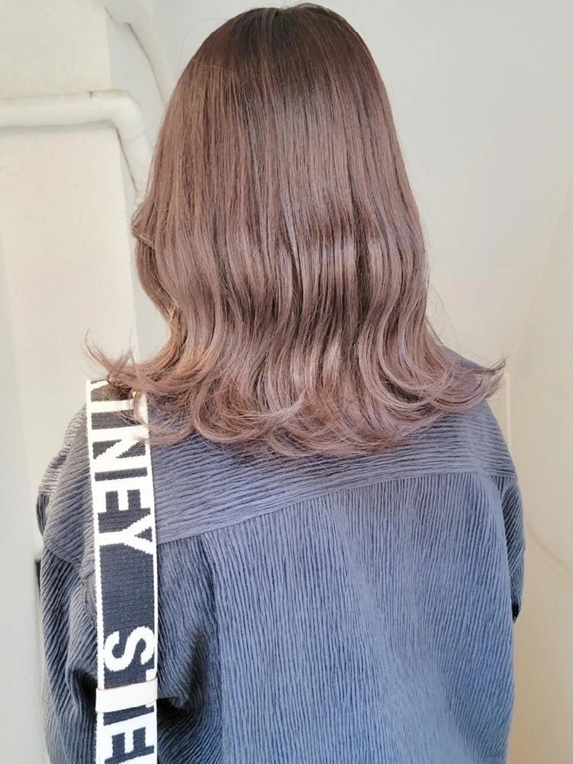セミロング アッシュ カット ヘアカラー トリートメント 🇰🇷透明感×ハイ トーン🌟tomoのヘアスタイル