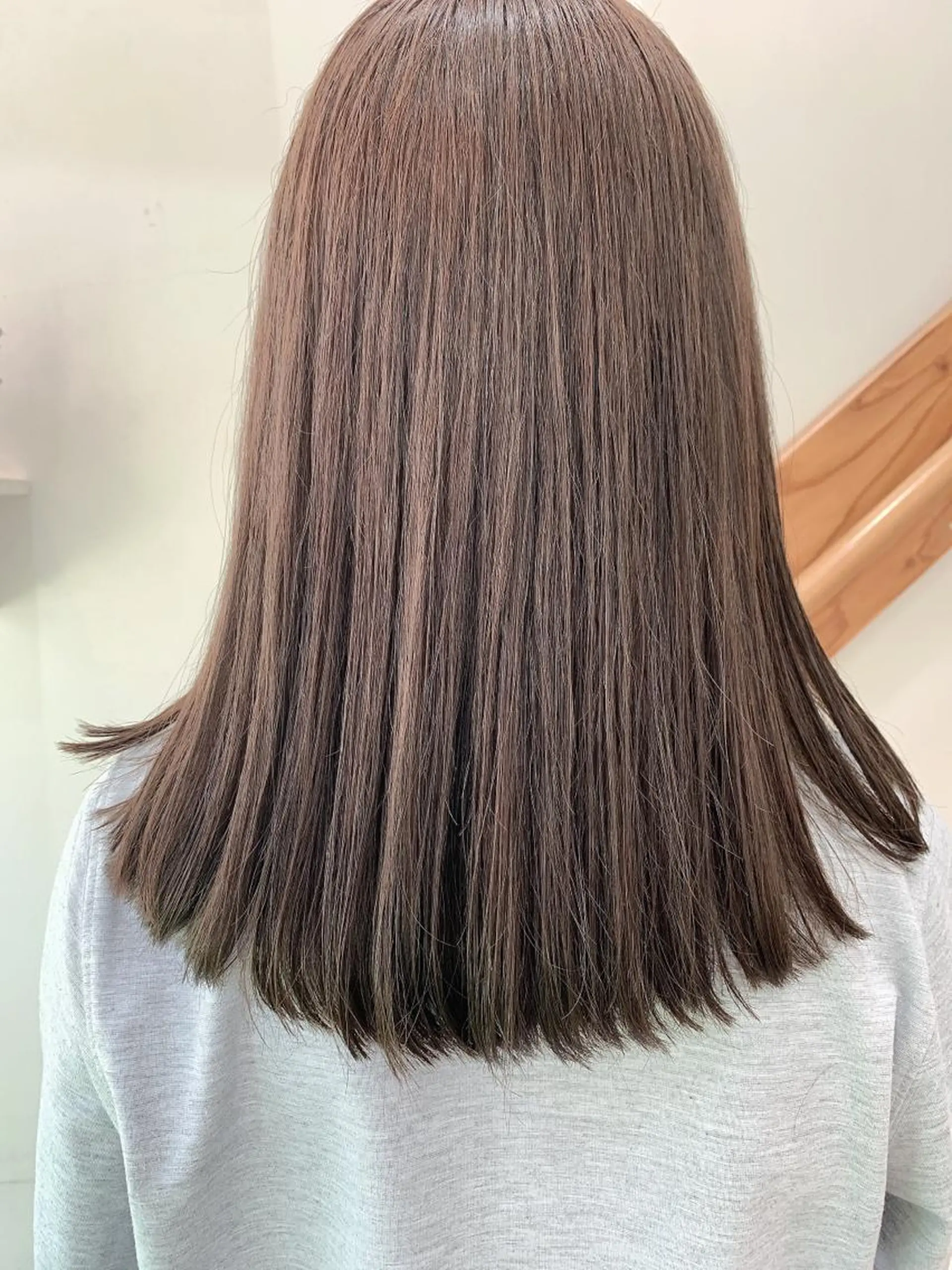 セミロング カラー ブリーチ グレージュ ブリーチなしカラー オリーブグレージュ オリーブグレー ヘアアレンジ にいた　かづしげのヘアスタイル