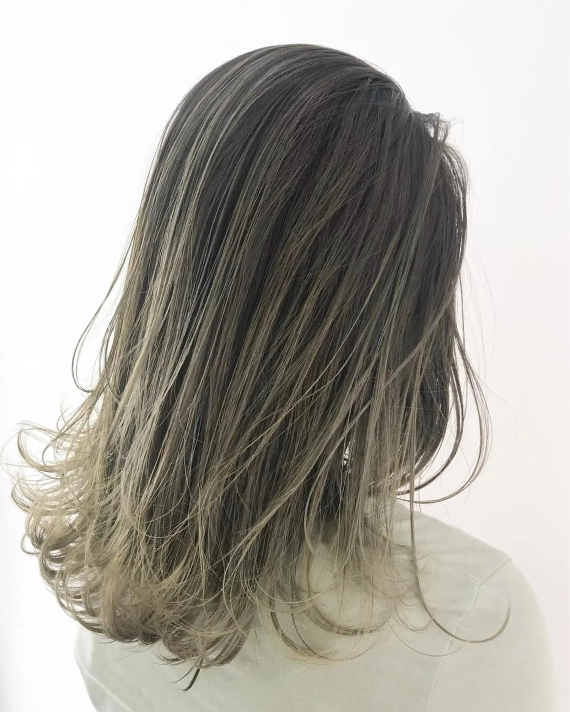 ミディアム カラー ヘアアレンジ バレイヤージュ ハイトーンカラー レイヤーカット ヘアカラー トリートメント シアーベージュニスト 🥣大石亜里紗のヘアスタイル