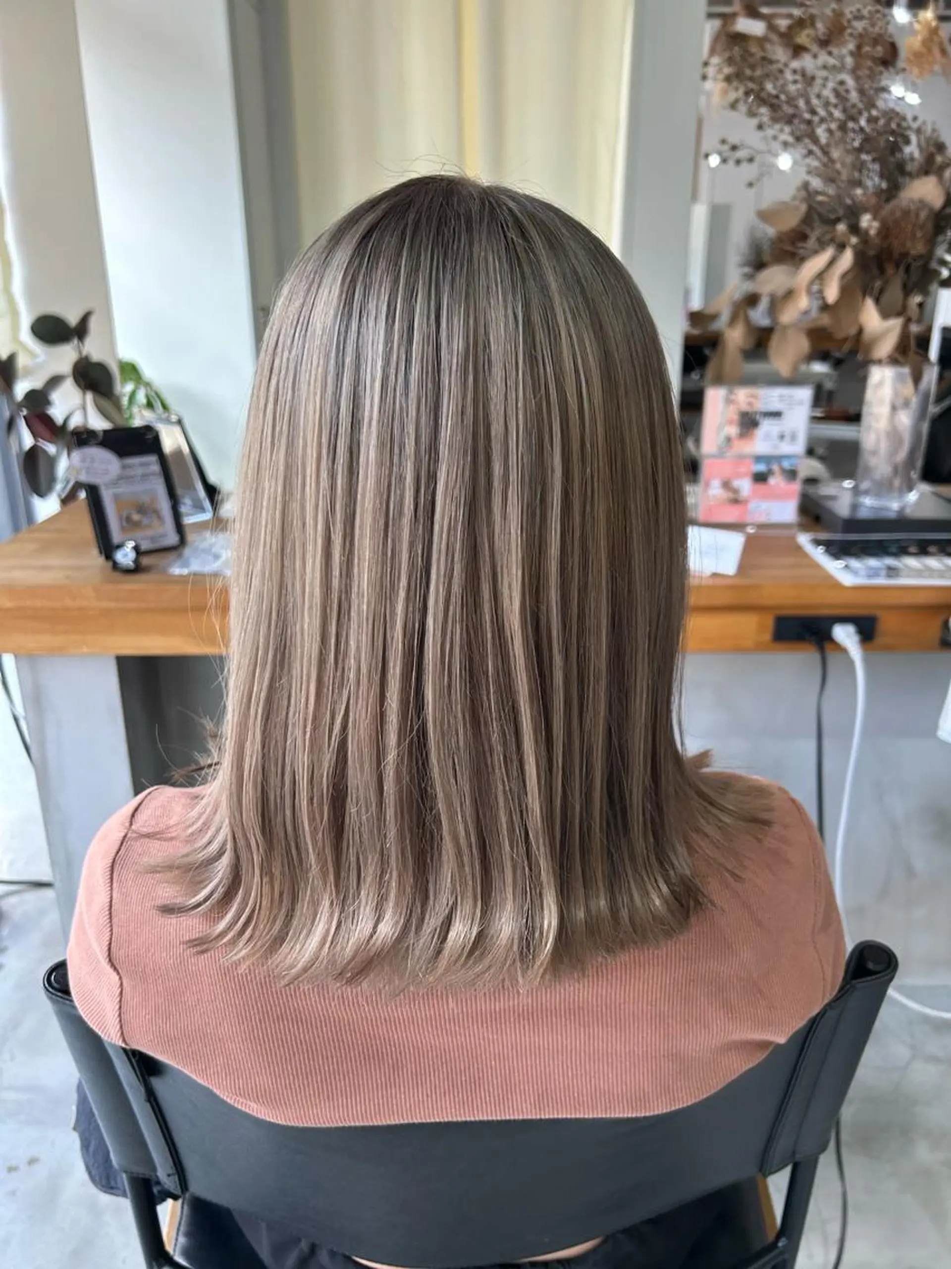 ミディアム ATELIER ZIZI本前花菜のヘアスタイル