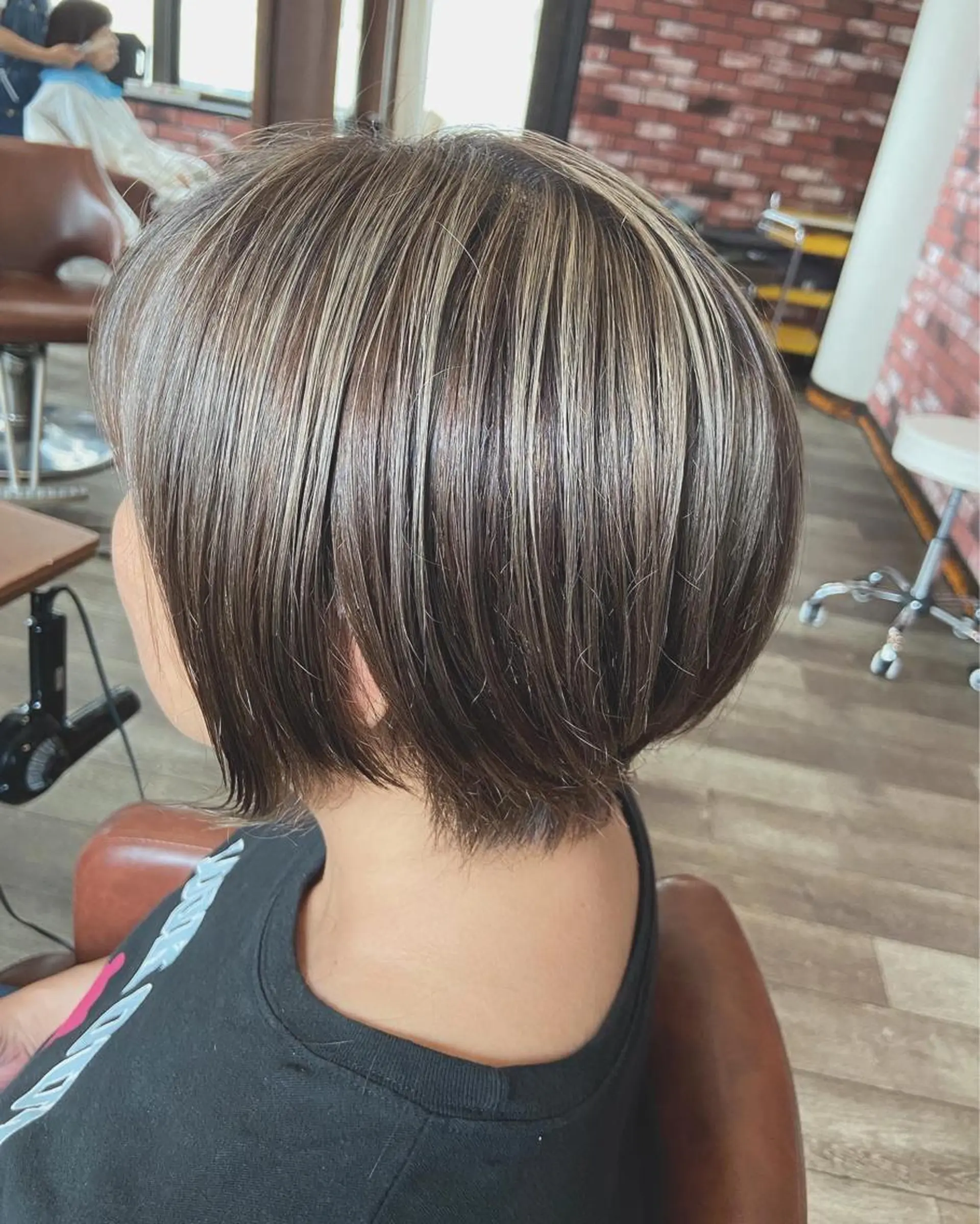 ショート カラー バレイヤージュ レイヤーカット ショートヘア ロイヤルスイート所属・眞壁 華子のヘアスタイル