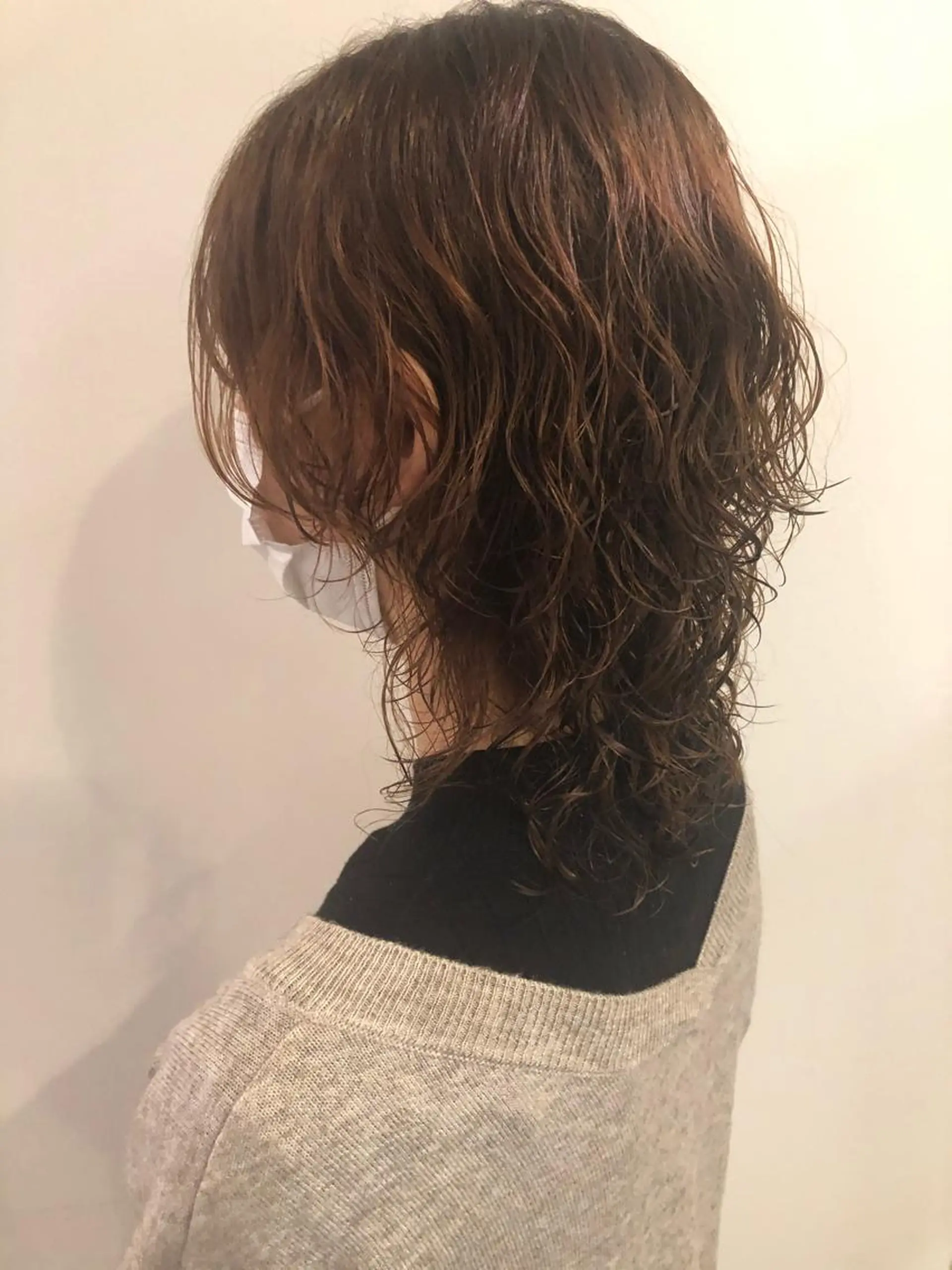 ミディアム カラー パーマ ミディアムパーマ ウルフカット カット ヘアカラー トリートメント レイヤー/お顔まわり 暖色カラー🍑Amiのヘアスタイル