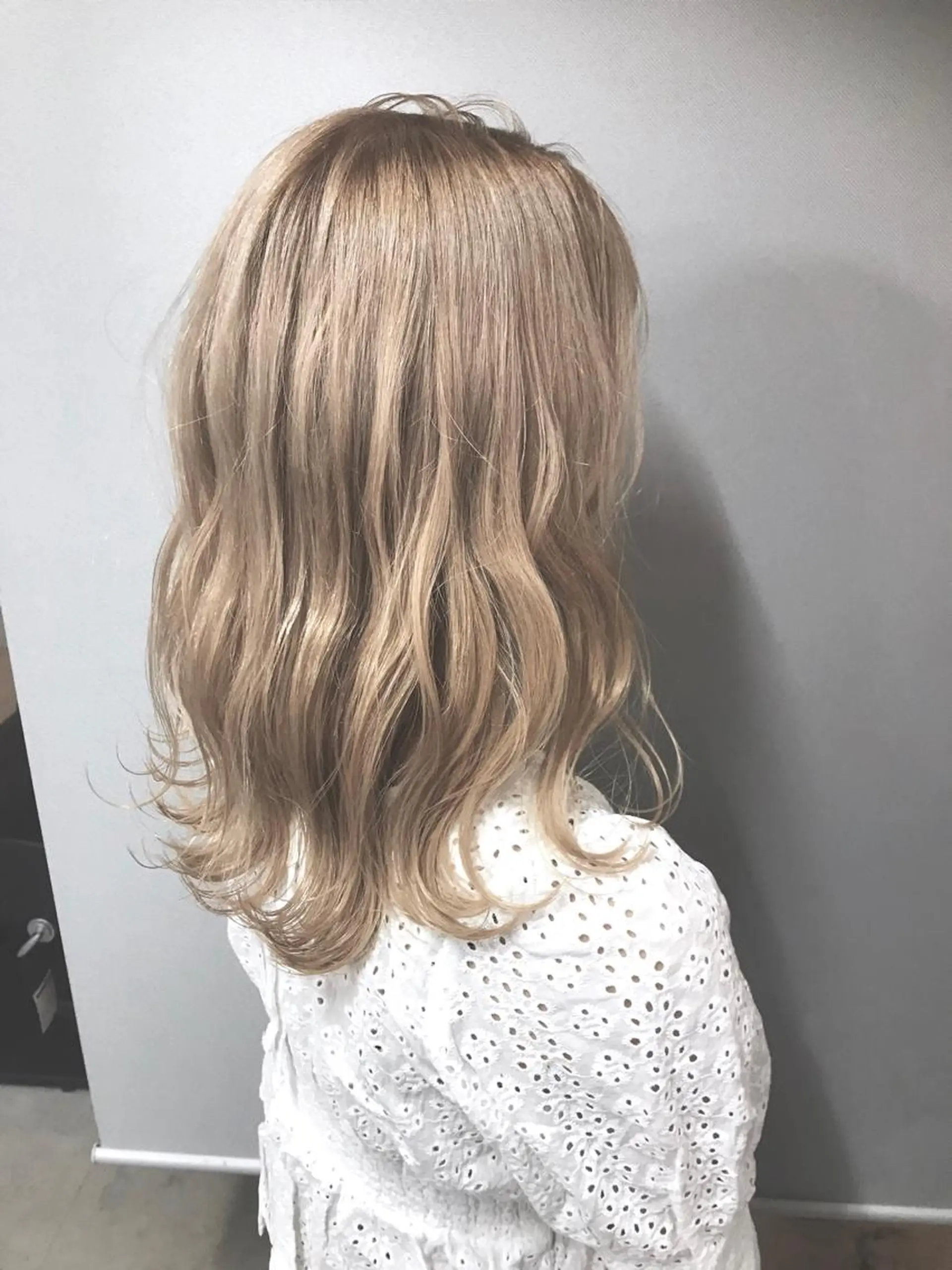 ミディアム カラー ベージュカラー ブロンド ブロンドベージュ ヘアカラー トリートメント 新井 広樹のヘアスタイル