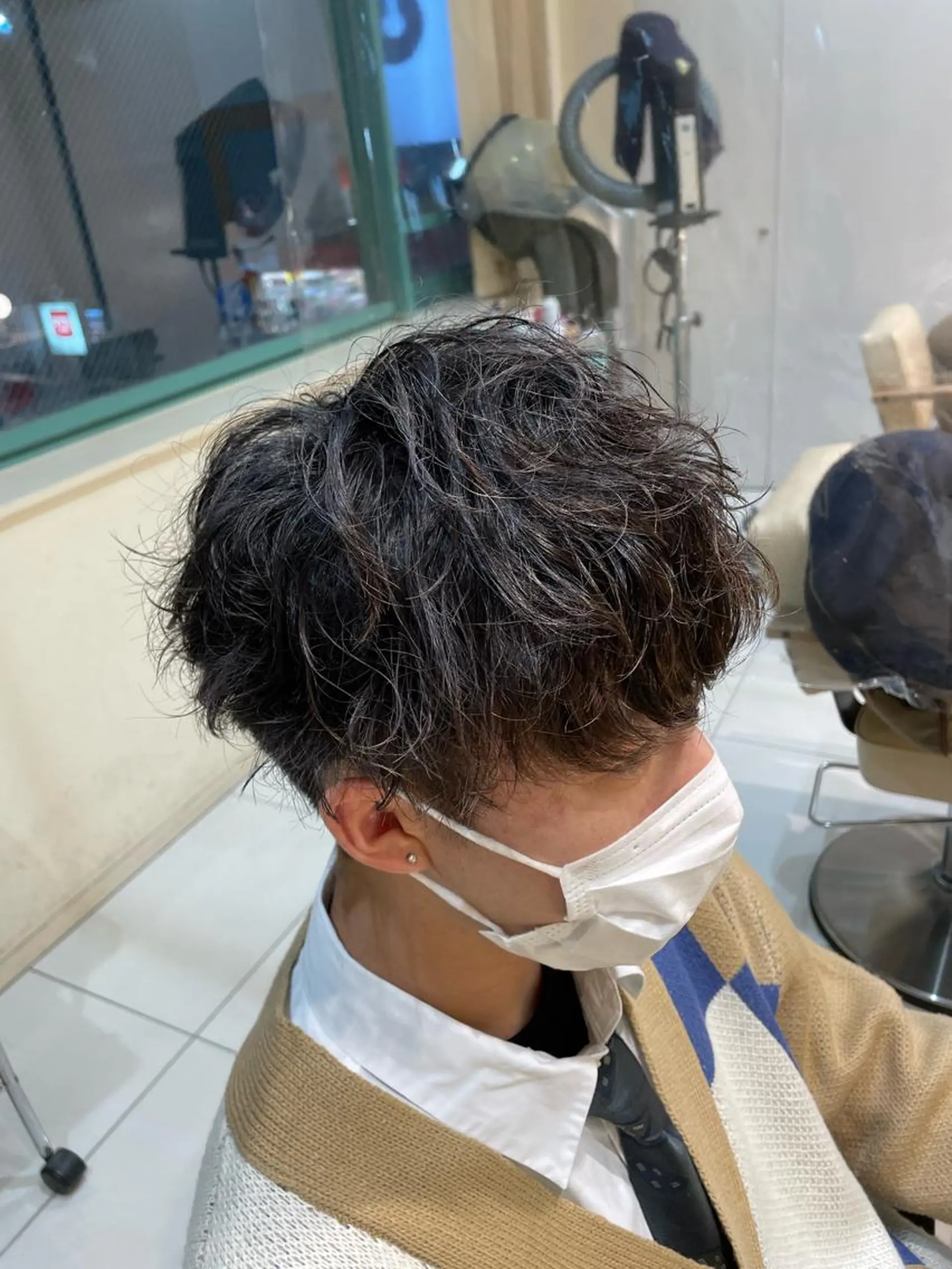 ミディアム パーマ メンズ ミディアムパーマ メンズブリーチ メンズパーマ ツイストスパイラルパーマ くせ毛 本厚木｜縮毛矯正/ 酸性スト専門サロンのヘアスタイル