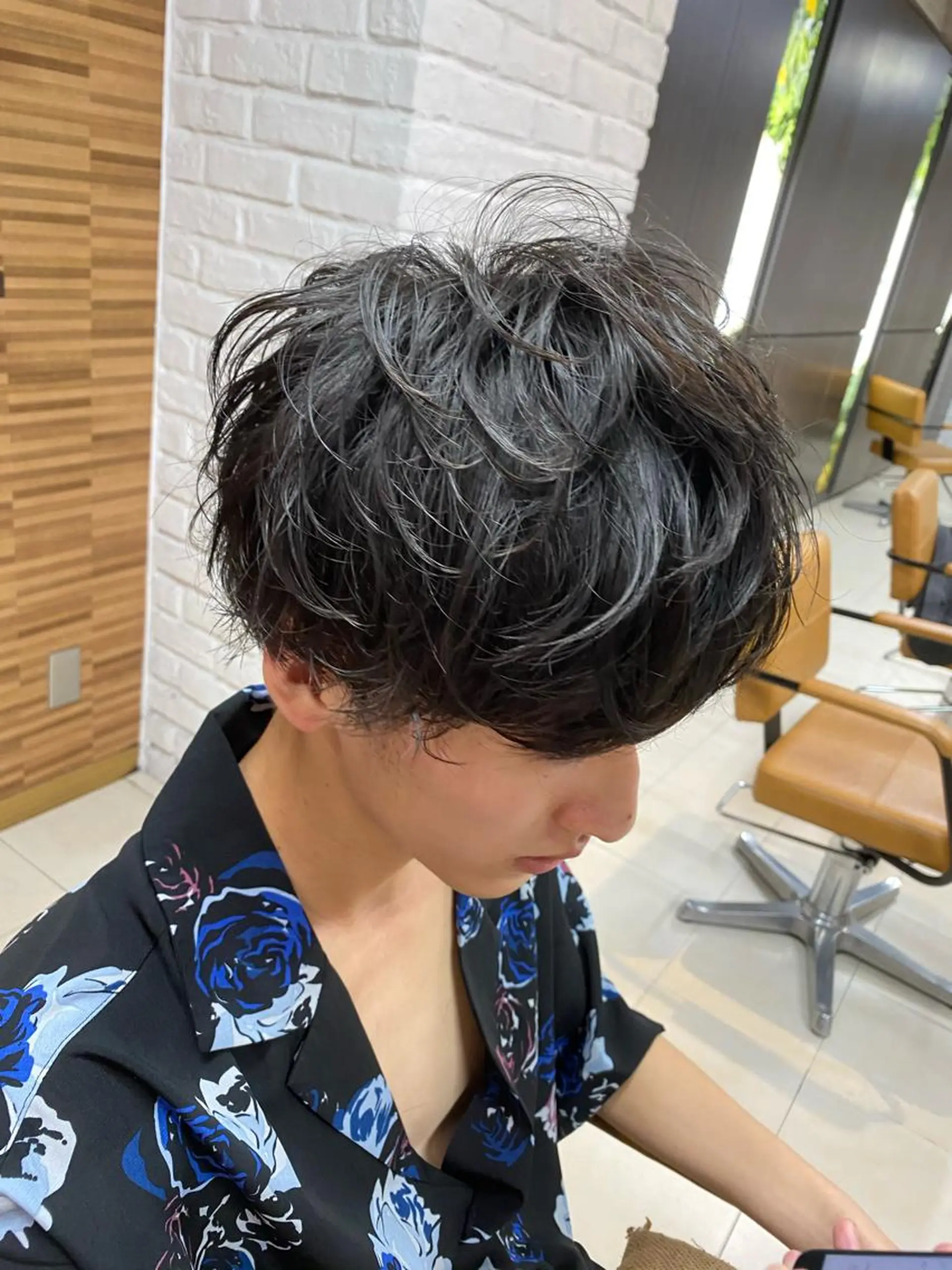 メンズ ハイトーン/ 顔周りレイヤー/白石のヘアスタイル