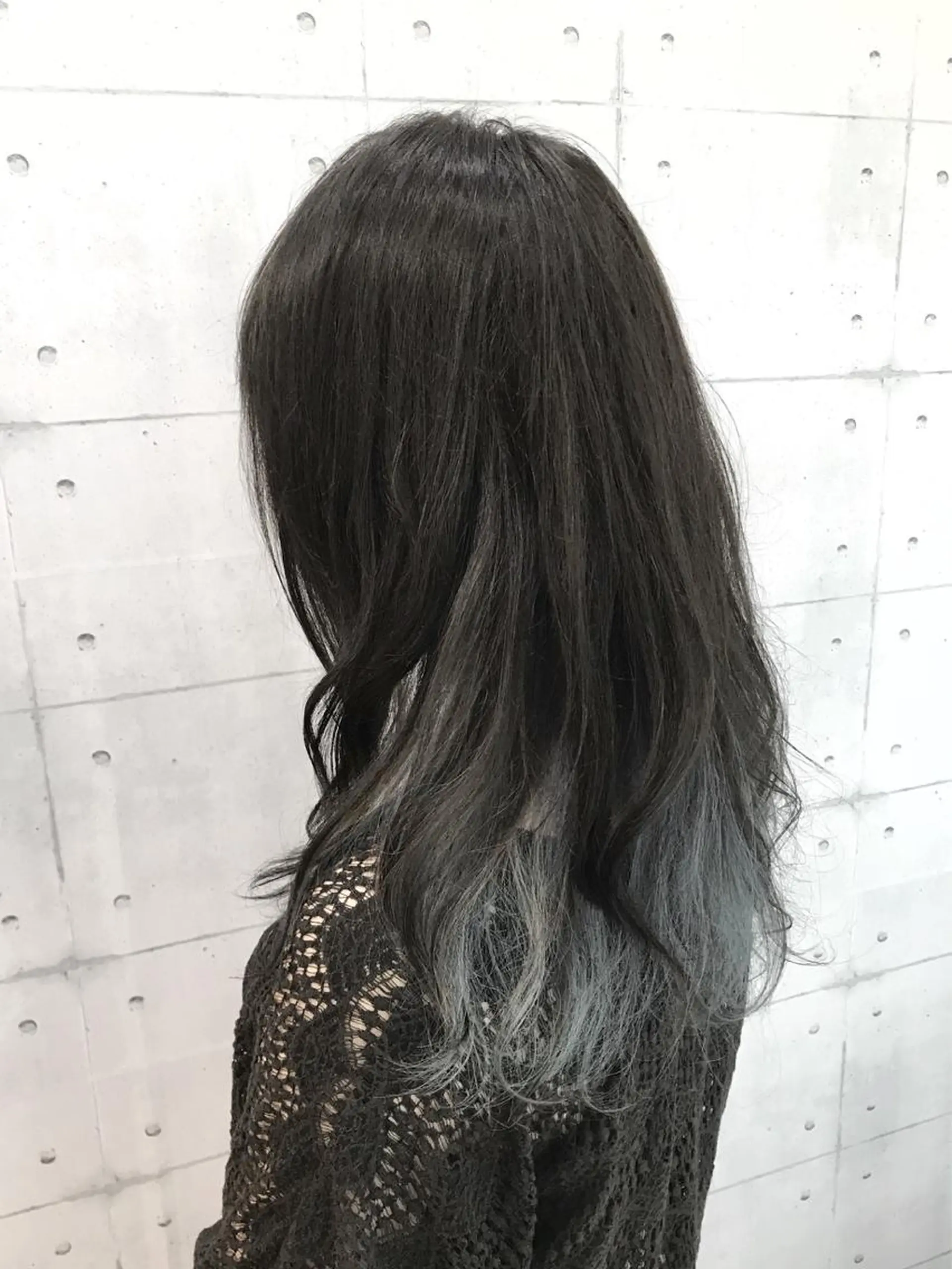 ミディアム カラー 黒髪 ブリーチ ブルーカラー ブルーブラック シルバー 高木 麻知子のヘアスタイル