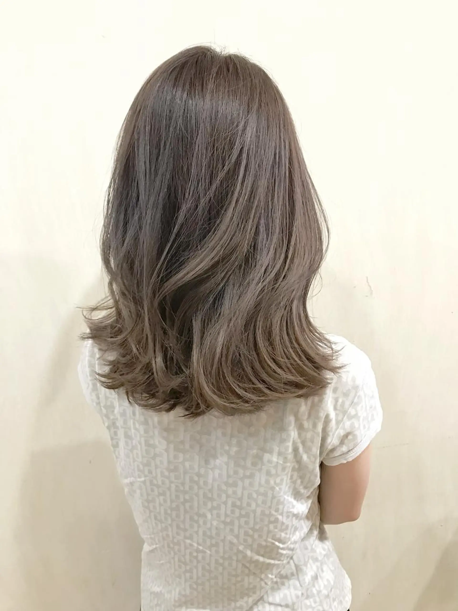 ミディアム due hair 京都駅前店 MILBON オージュア認定サロン【デューヘアー】所属・ハイトーンブリーチ 土坂　由志【京都】のヘアスタイル