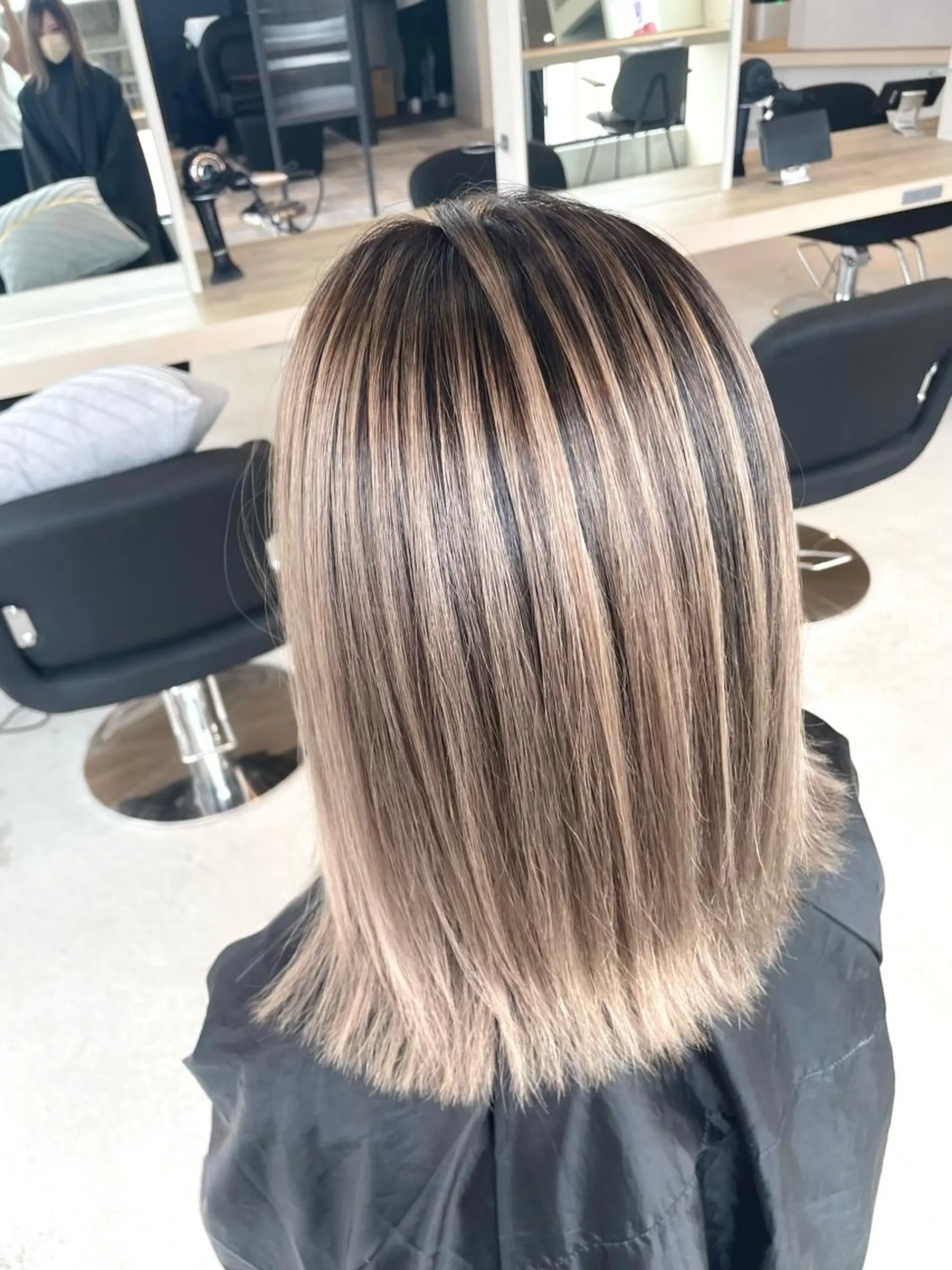 ミディアム カラー アディクシーカラー バレイヤージュ ベージュカラー ブリーチ ブロンド Lia所属・皆木 智晴のヘアスタイル