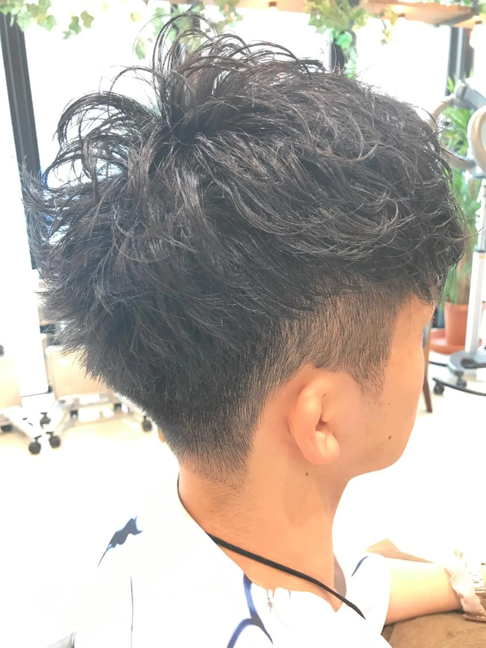 ショート カラー パーマ メンズ メンズパーマ メンズショート 刈り上げ 黒髪 ブルーカラー Vir by browのヘアスタイル