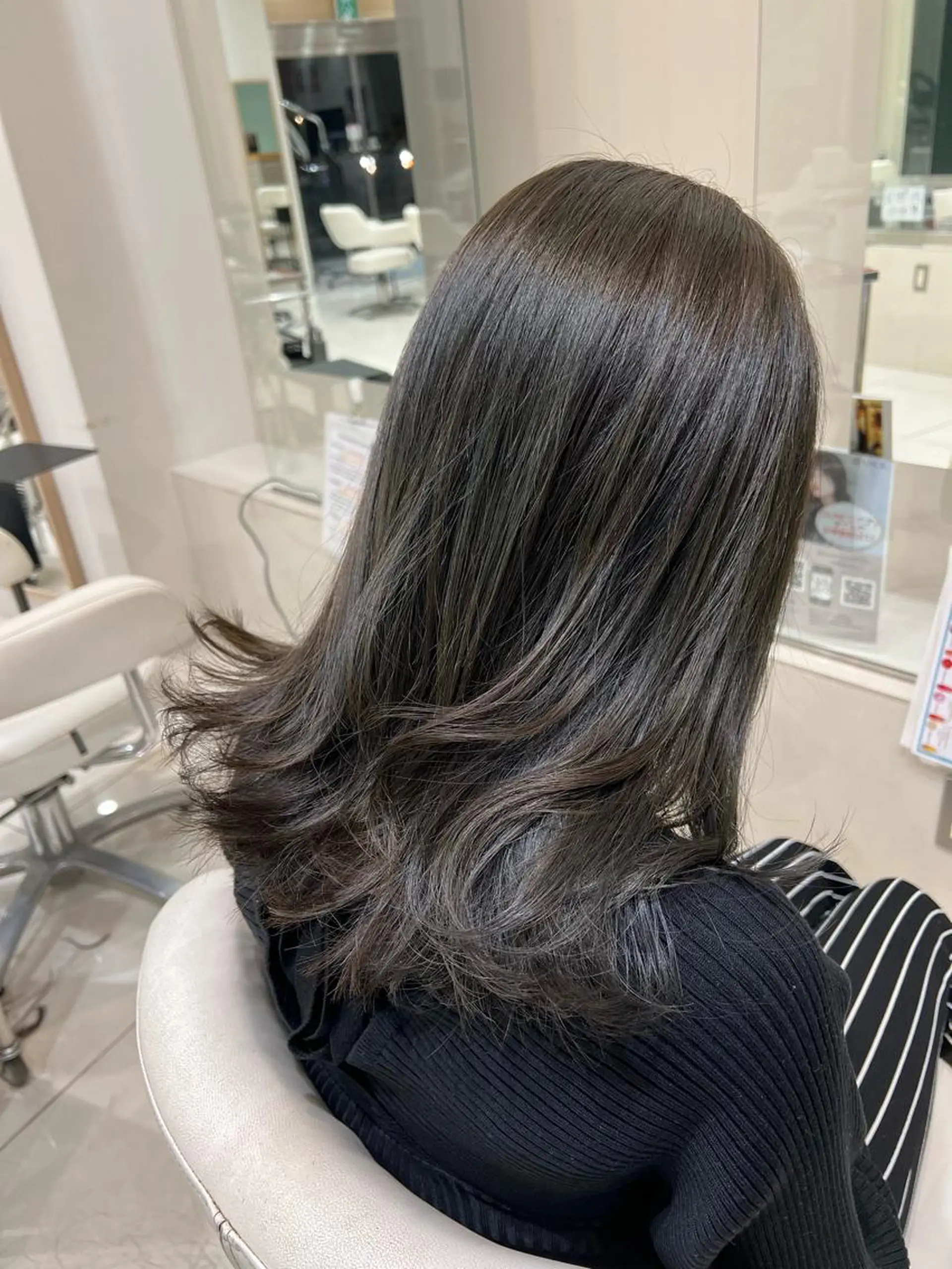 セミロング アッシュ カット ヘアカラー ☃️顔周りレイヤー グレージュSHUTOのヘアスタイル