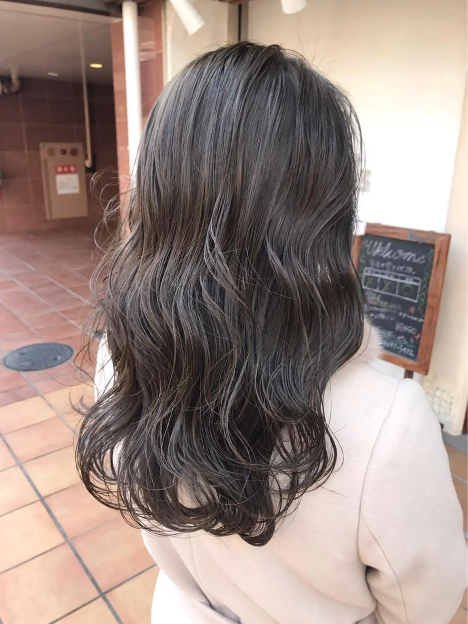 ロング カラー グレージュ JUNTA 梅田茶屋町のヘアスタイル