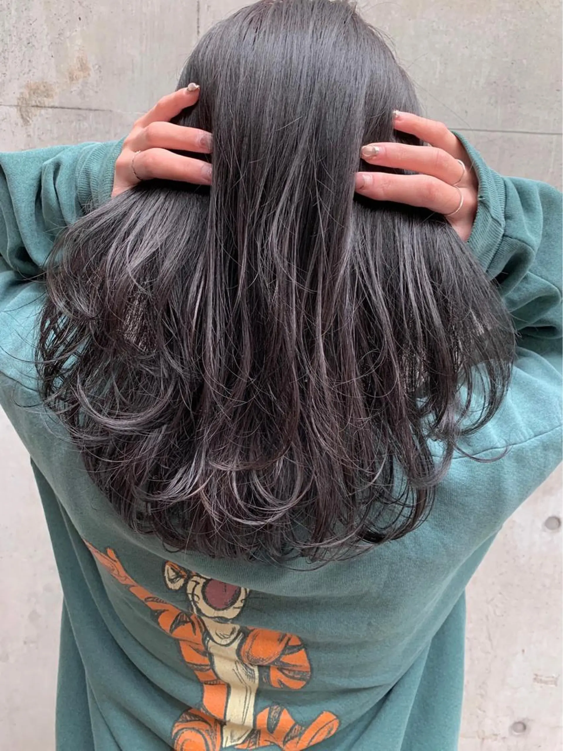 ロング カラー 黒髪 グレージュ ハイライトカラー シルバー ハイライト ミルクティーベージュ ブリーチ　店長　清水のヘアスタイル